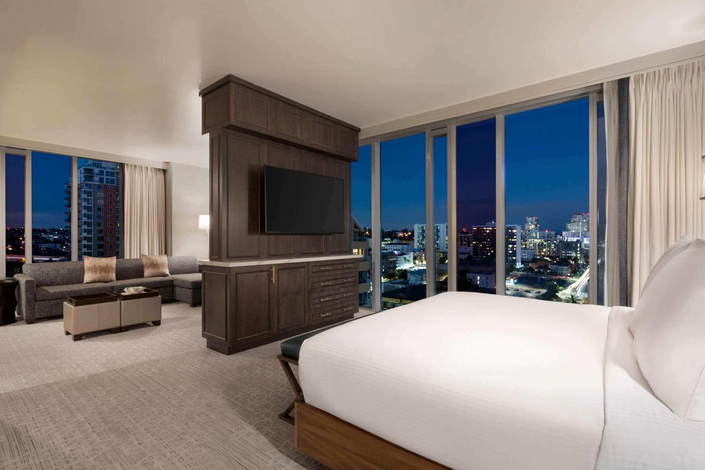 Junior King Suite with City View