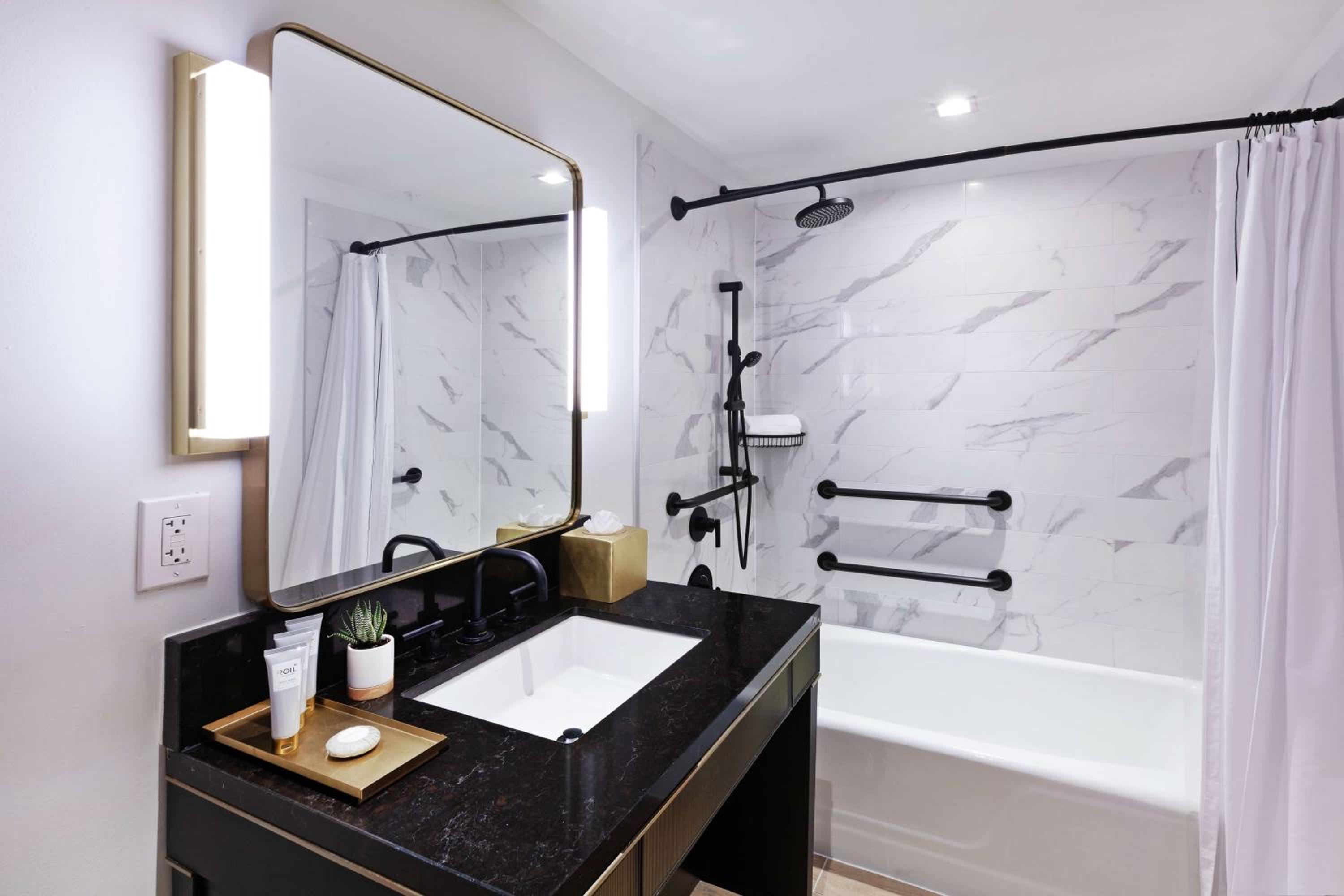 King Room with Tub - Mobility and Hearing Access - Photo 4
