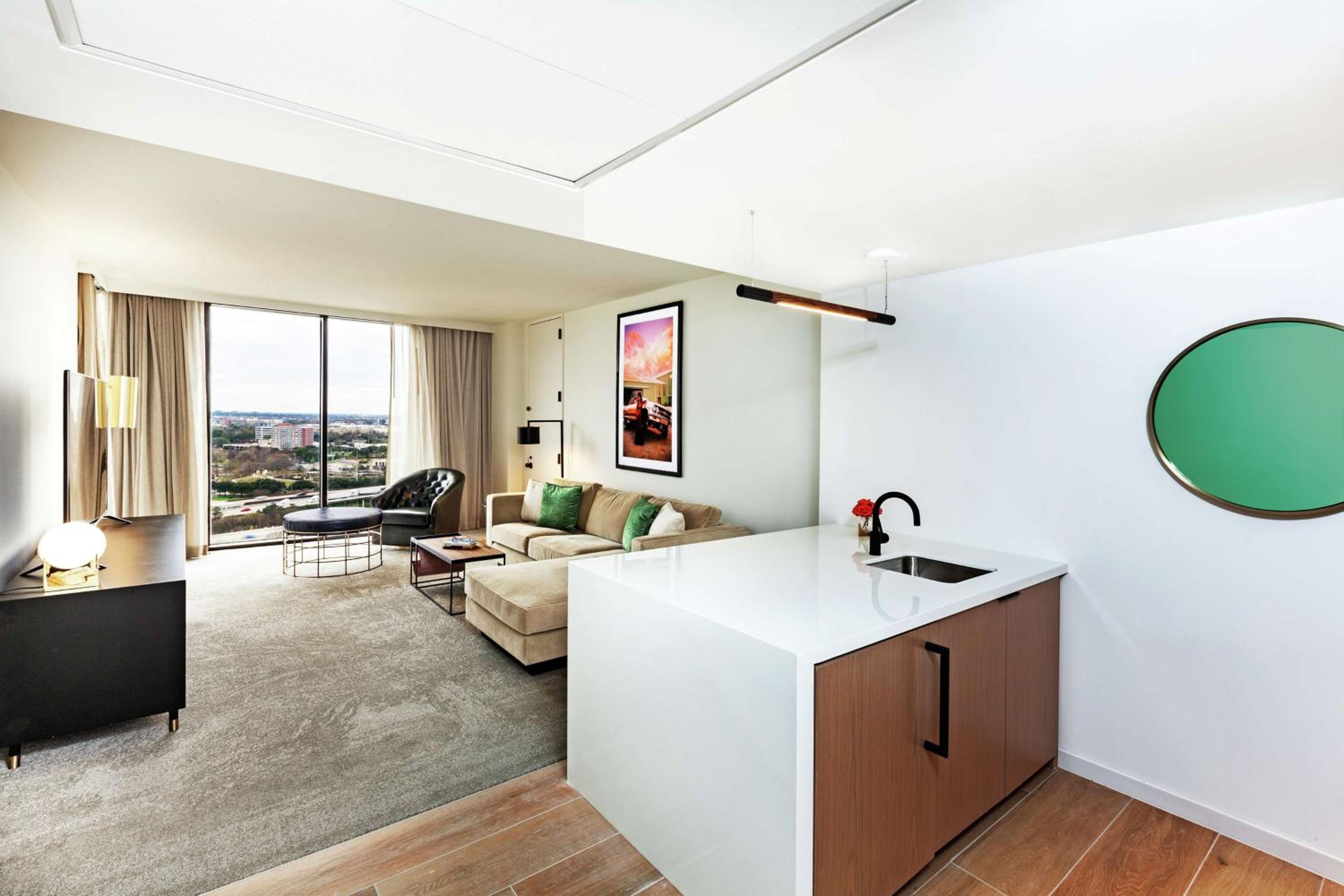 One-Bedroom Corner Suite - Photo 6