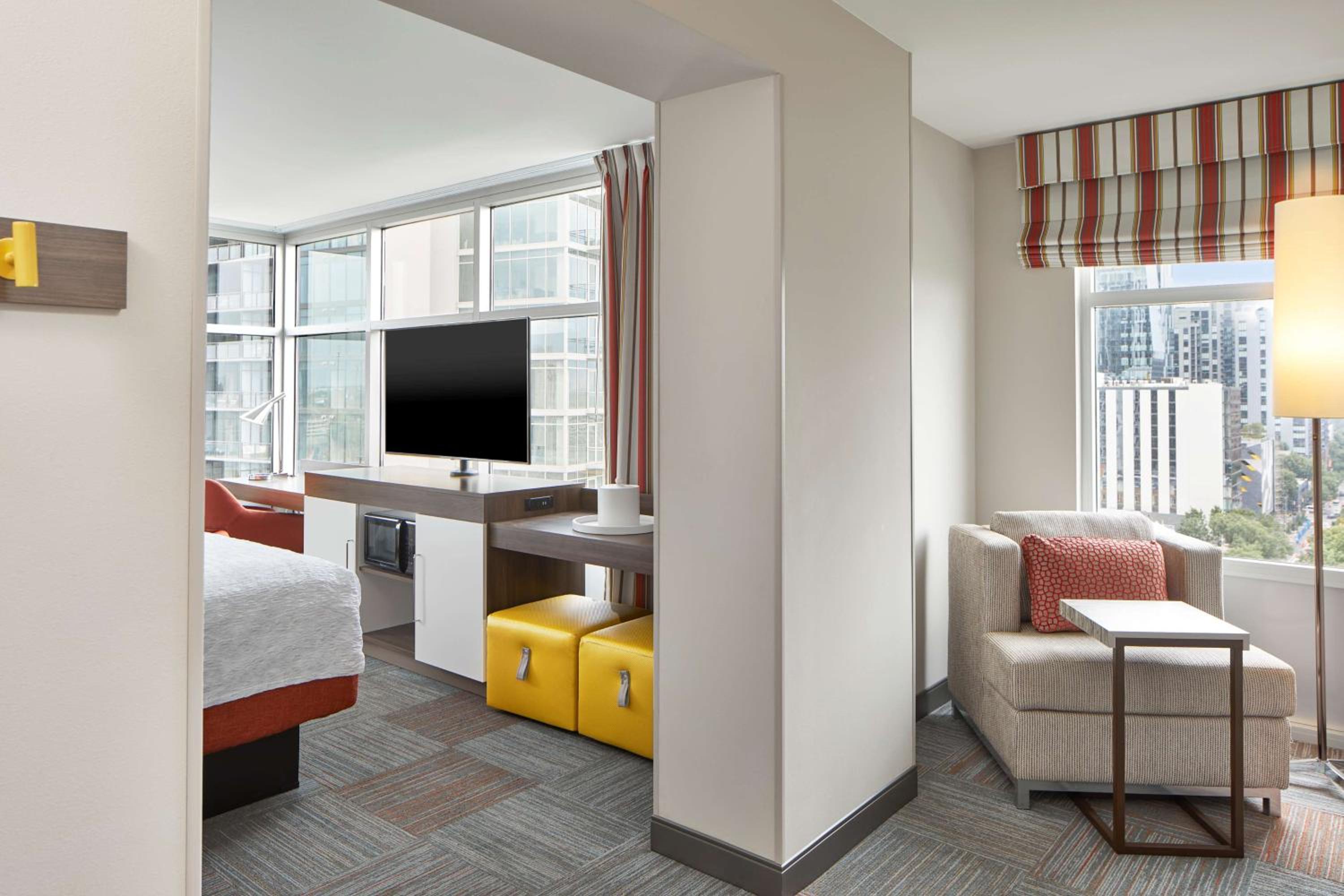 King Room with City View - Hearing Accessible/Non-Smoking - Photo 4