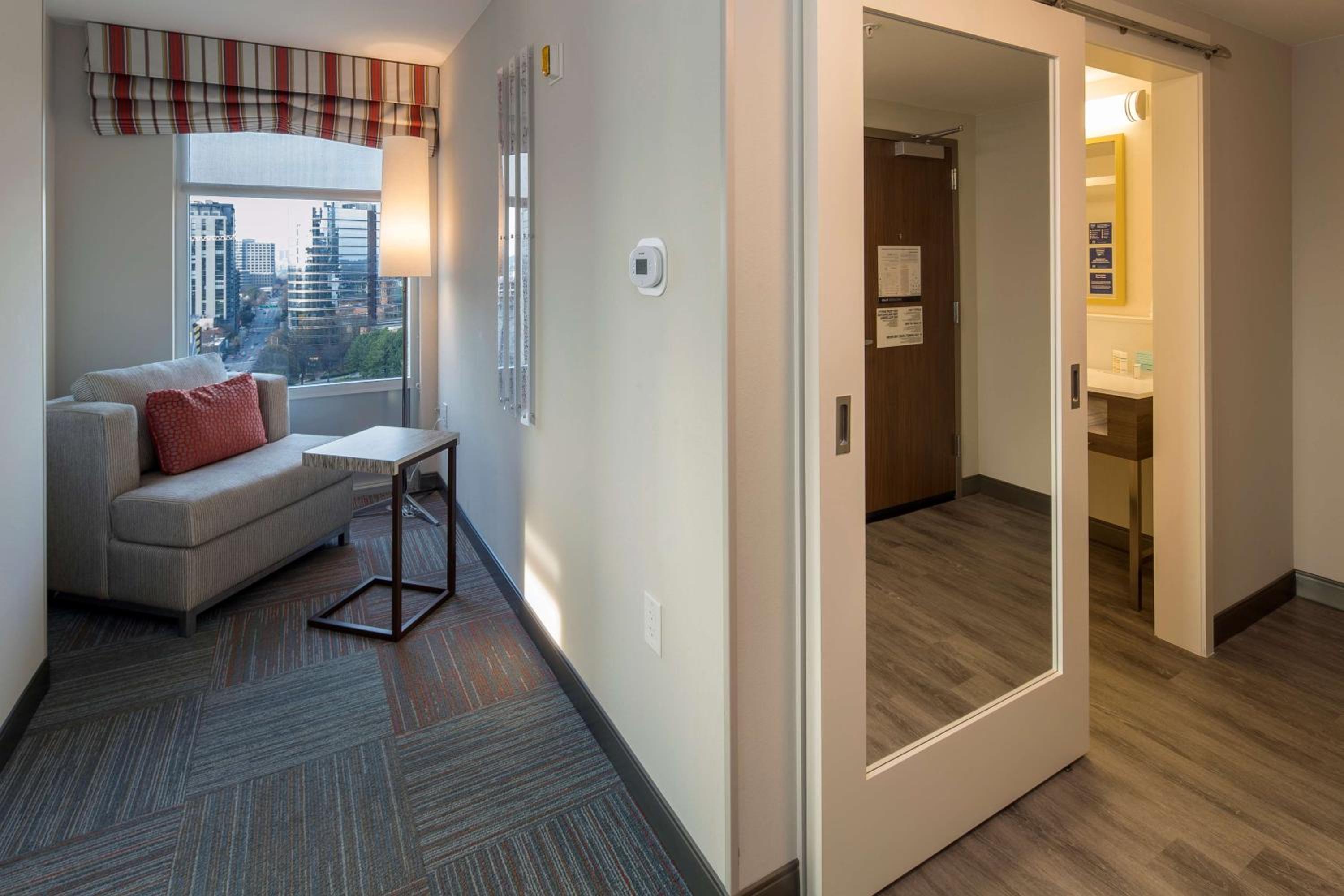 King Room with City View - Hearing Accessible/Non-Smoking - Photo 2
