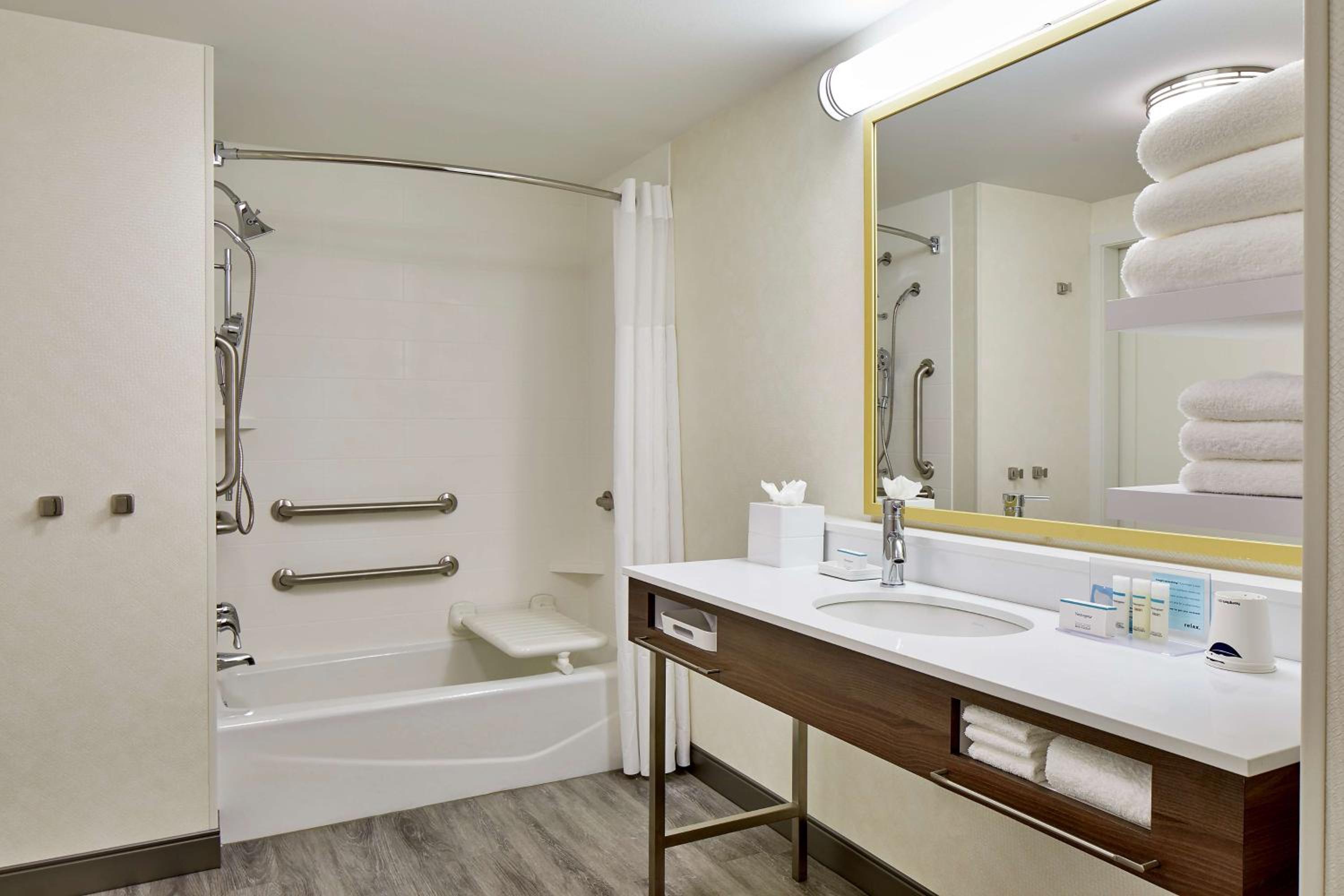 Queen Room with Two Queen Beds and Partial City View - Mobility Accessible/Non-Smoking - Photo 4