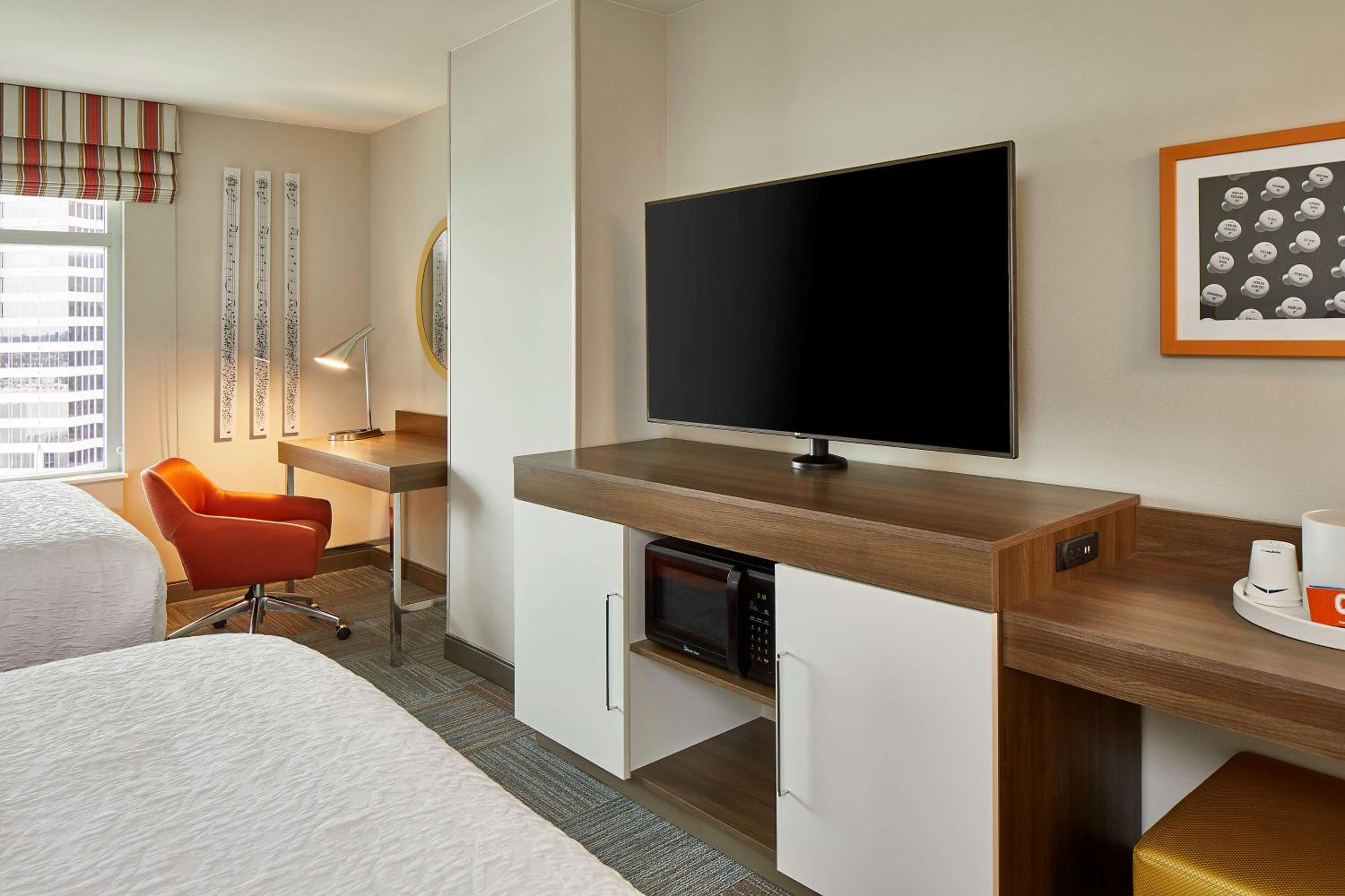 Queen Room with Two Queen Beds - Photo 2