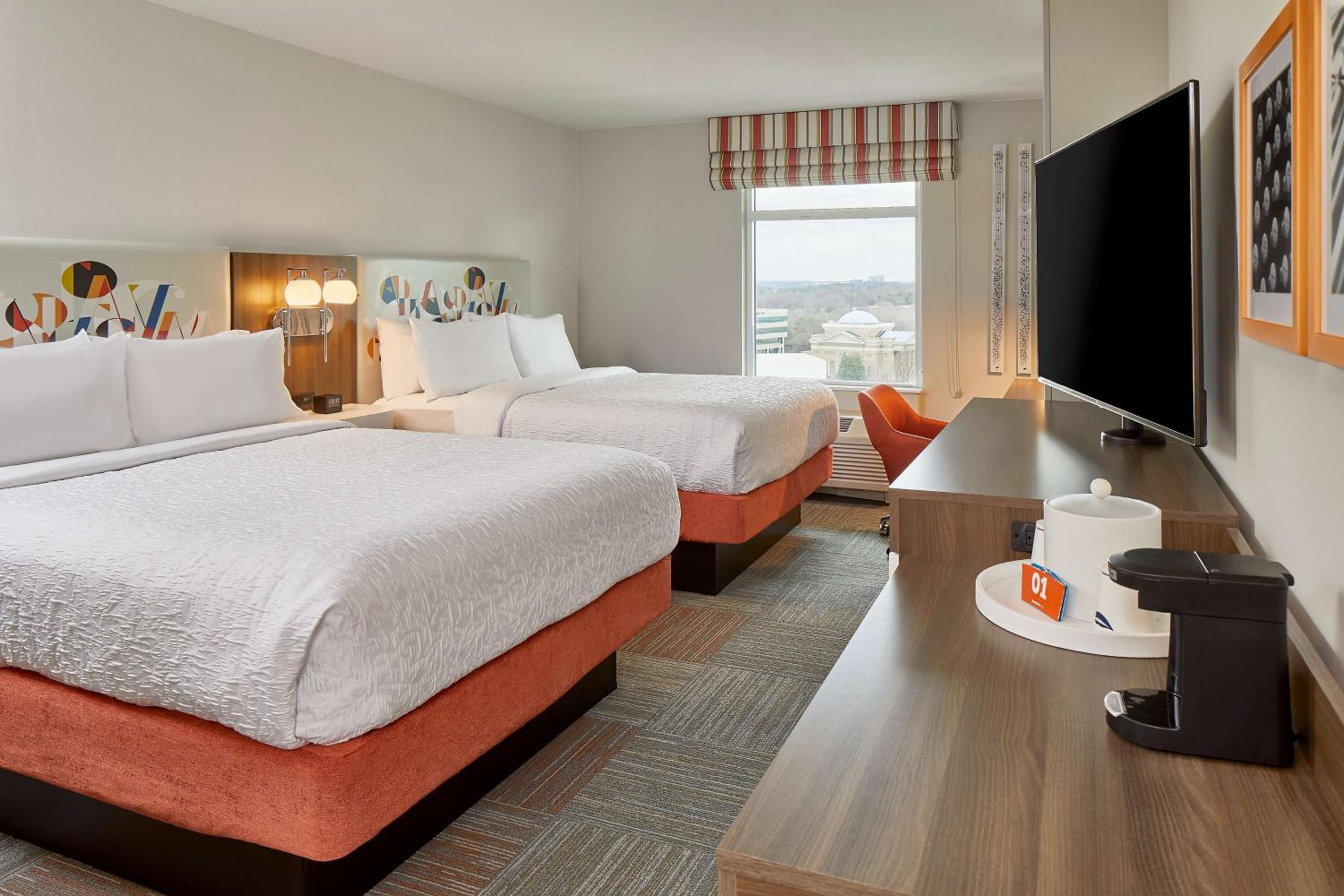 Queen Room with Two Queen Beds - Photo 4