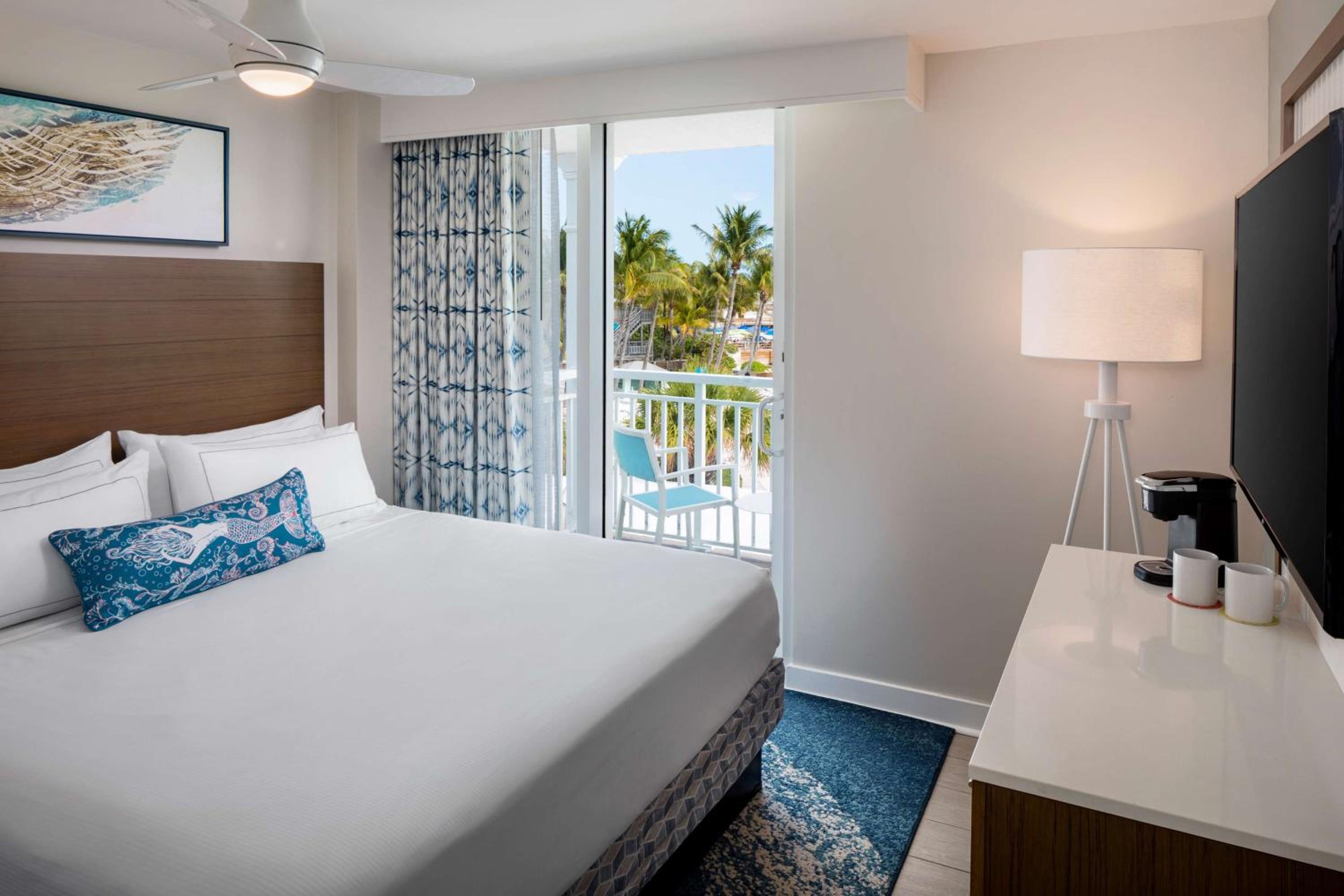 King Suite with Resort View - Photo 4