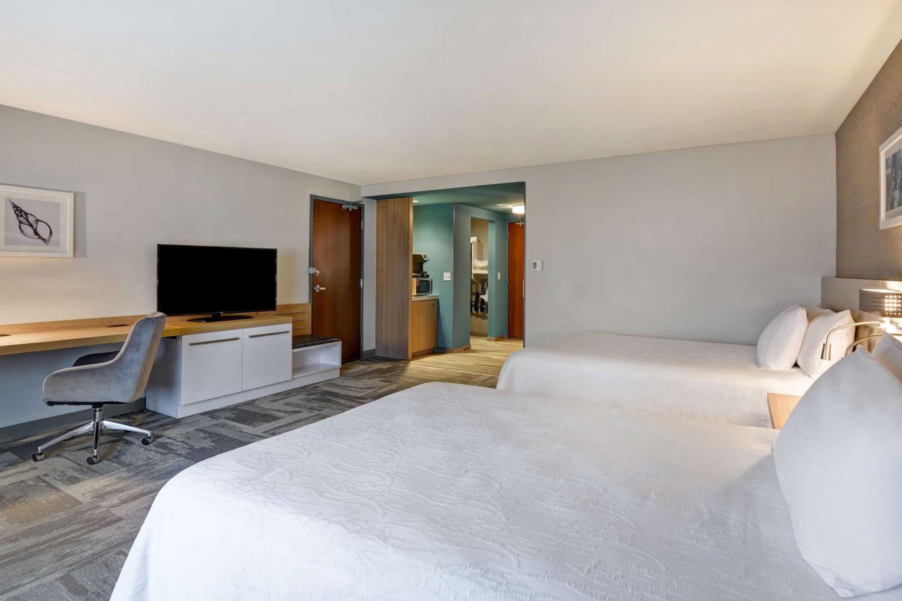 Queen Room with Two Queen Beds - Photo 2