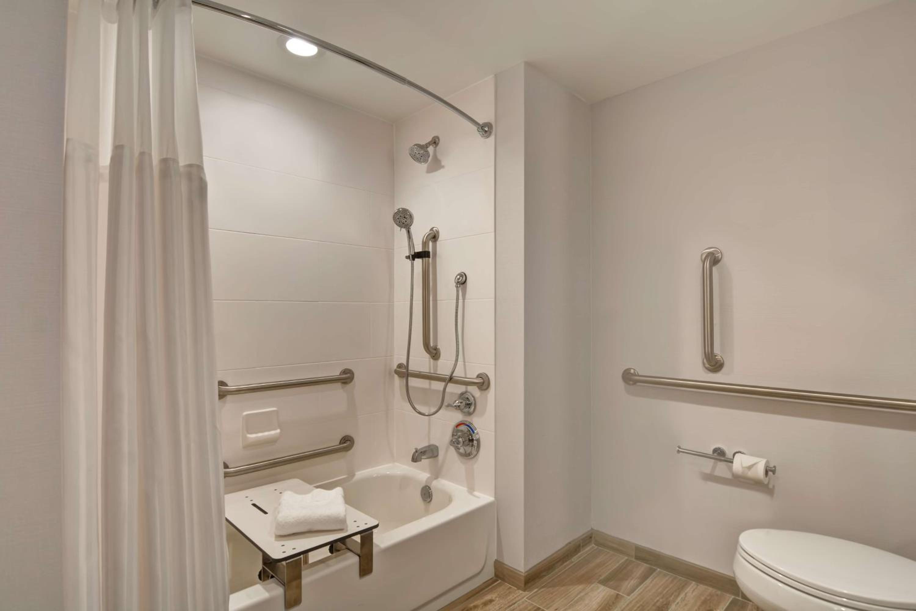 King Room with Bath Tub - Mobility Accessible - Photo 3