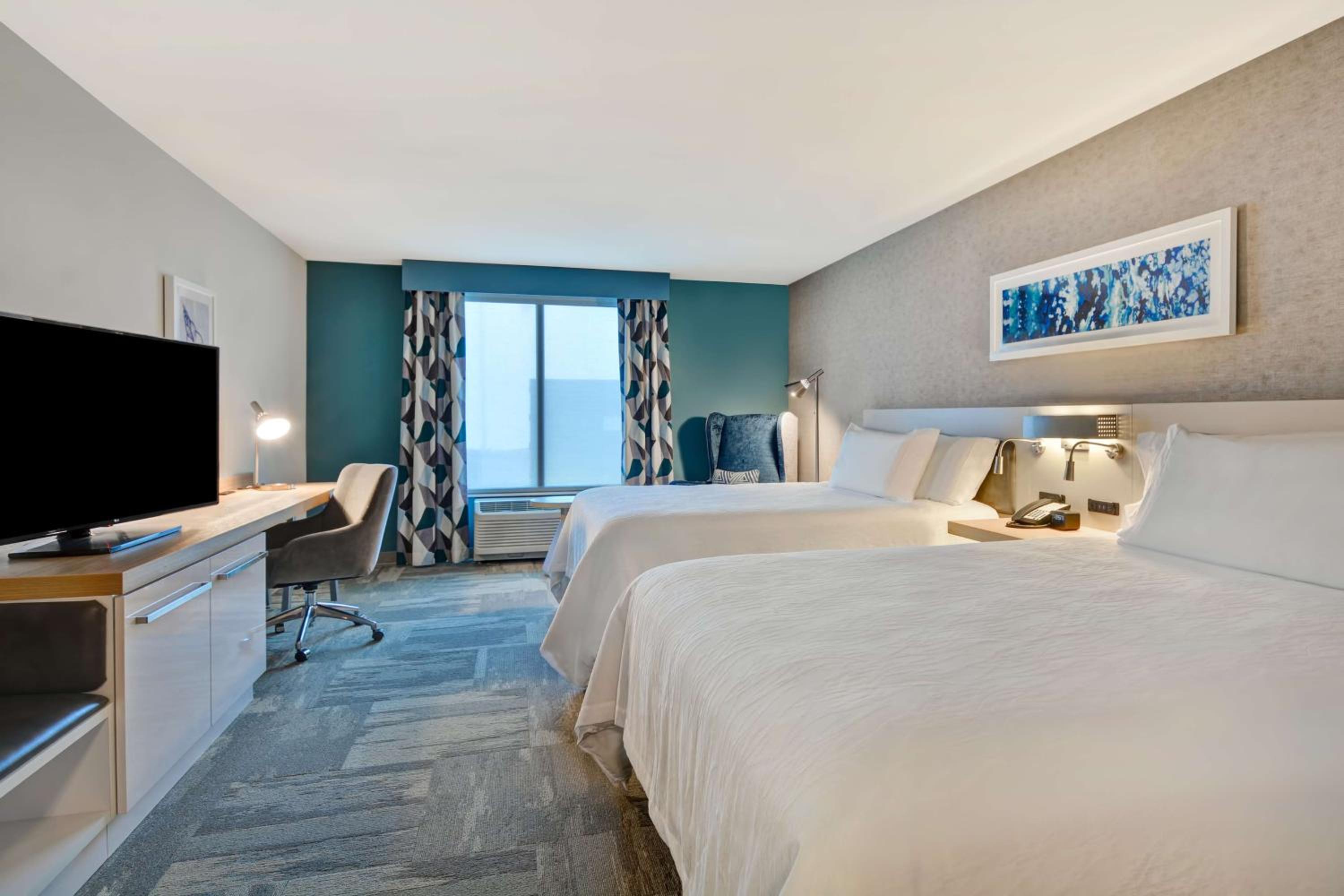 Queen Room with Two Queen Beds - Photo 3