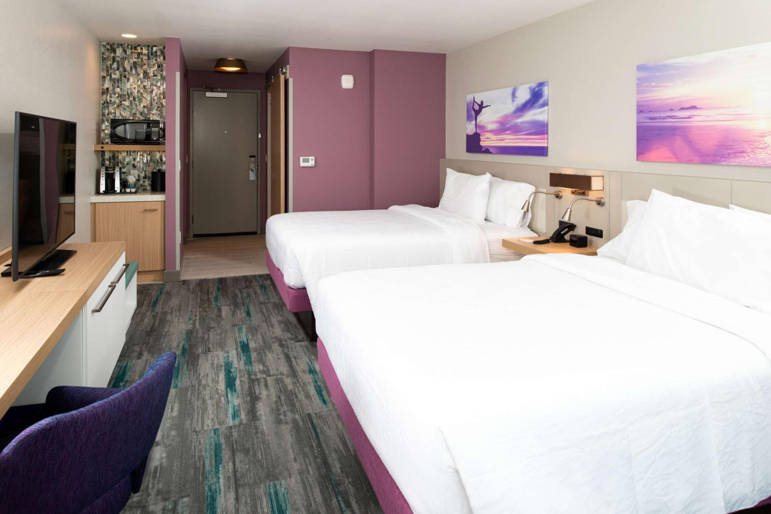 Queen Room with Two Queen Beds - Photo 4