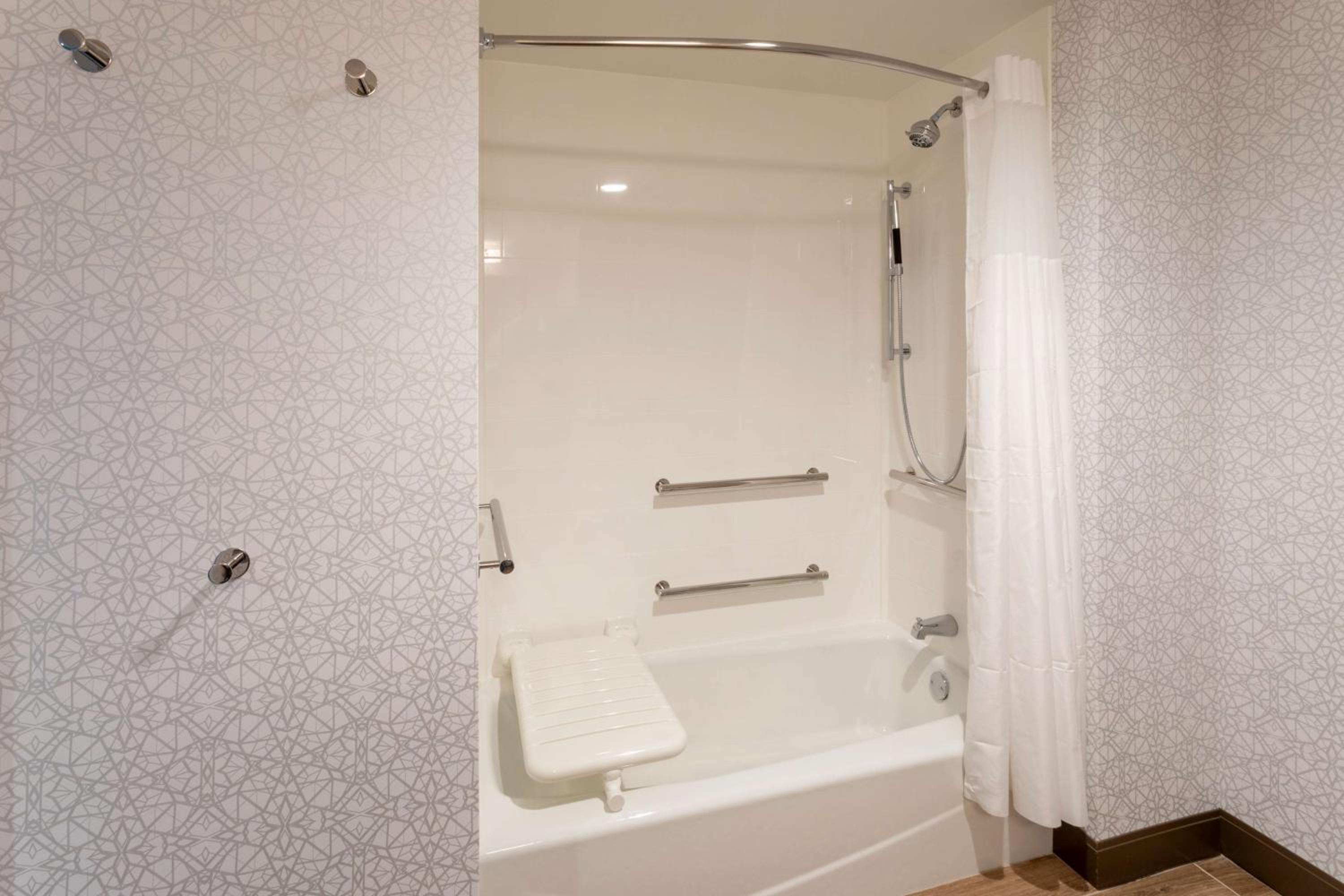 Queen Room with Two Queen Beds - Mobility Access/Non-Smoking - Photo 4
