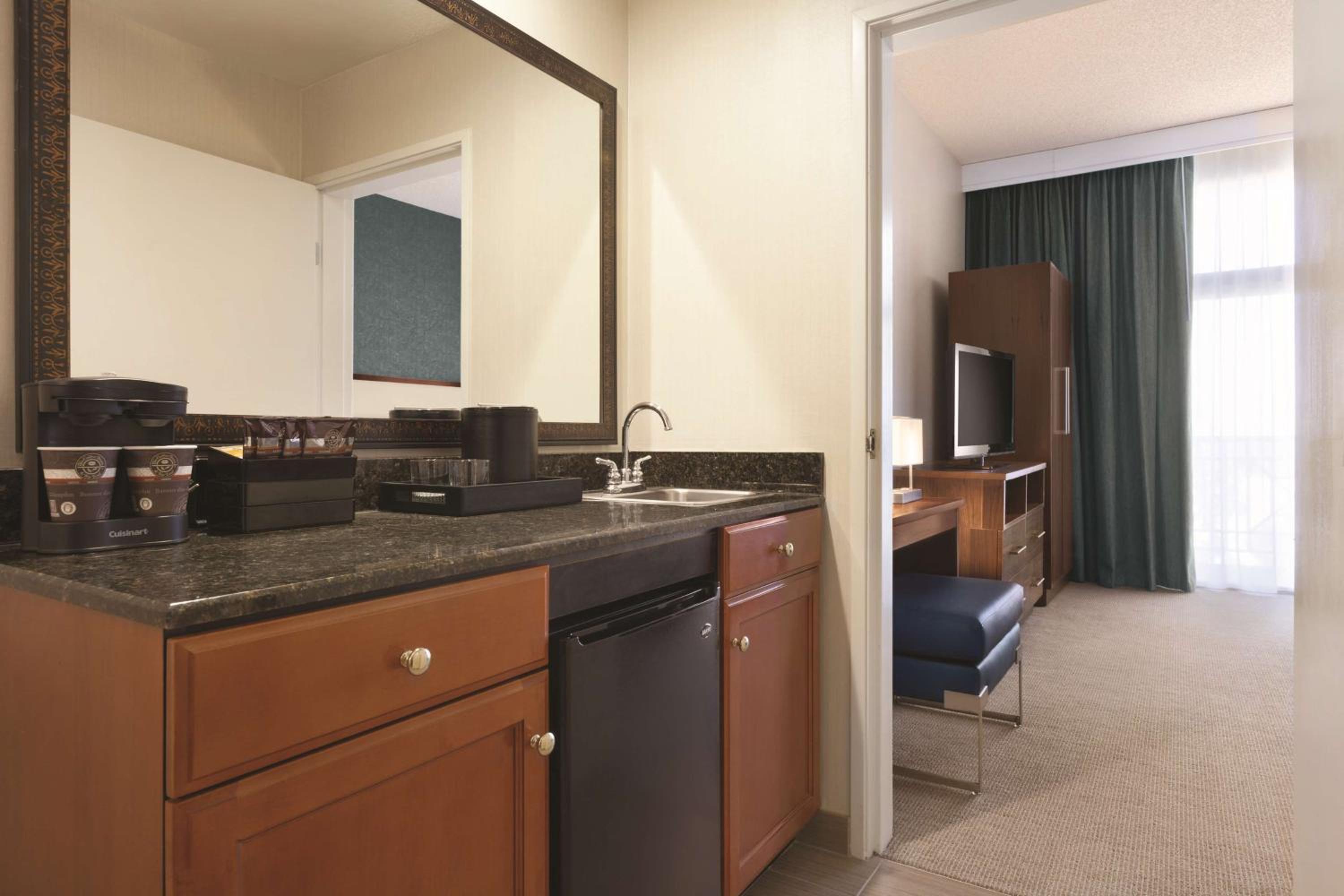 Two-Room Corner King Suite with Sofa Bed - Photo 2