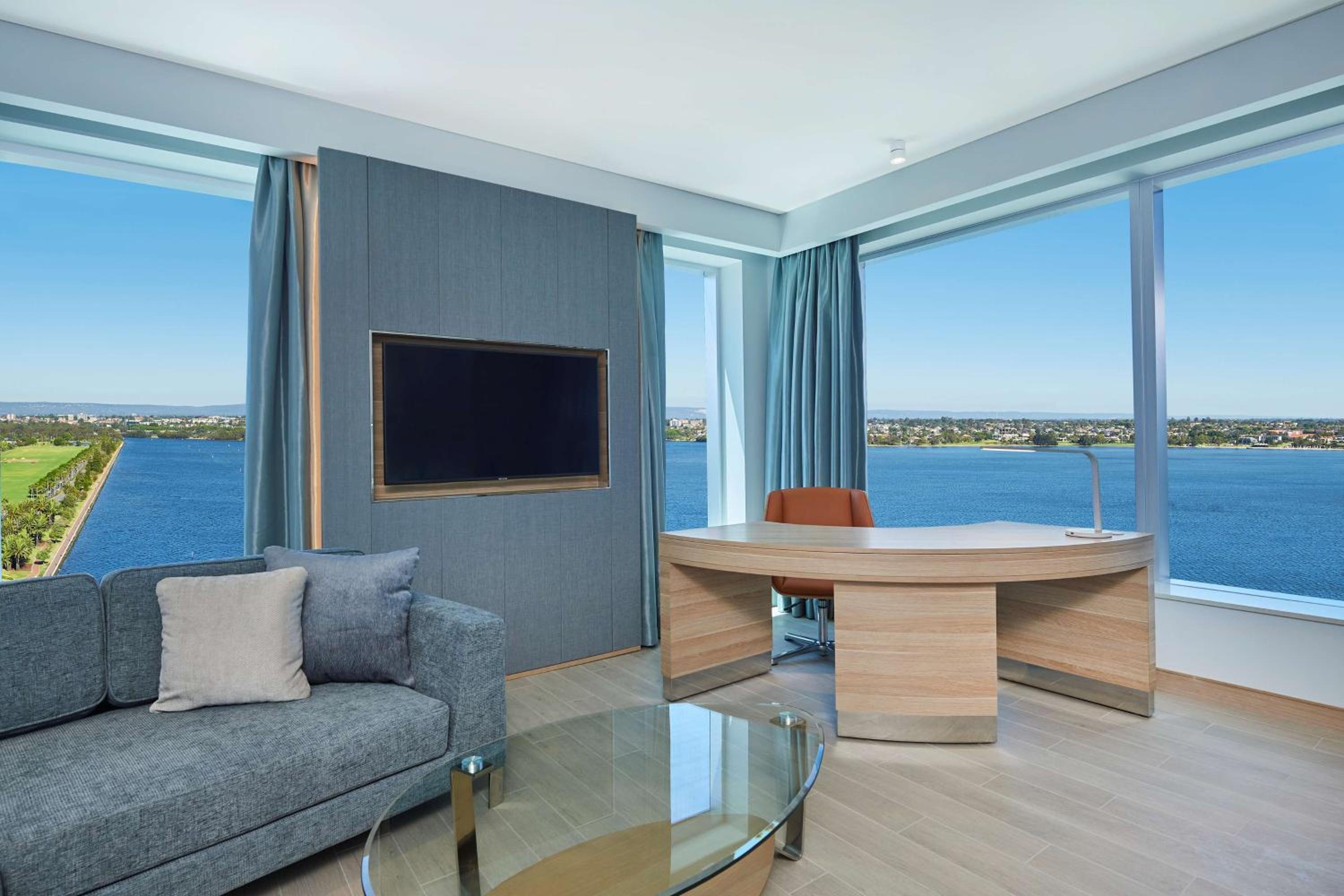 Premier King Room with Panoramic River View - Photo 2