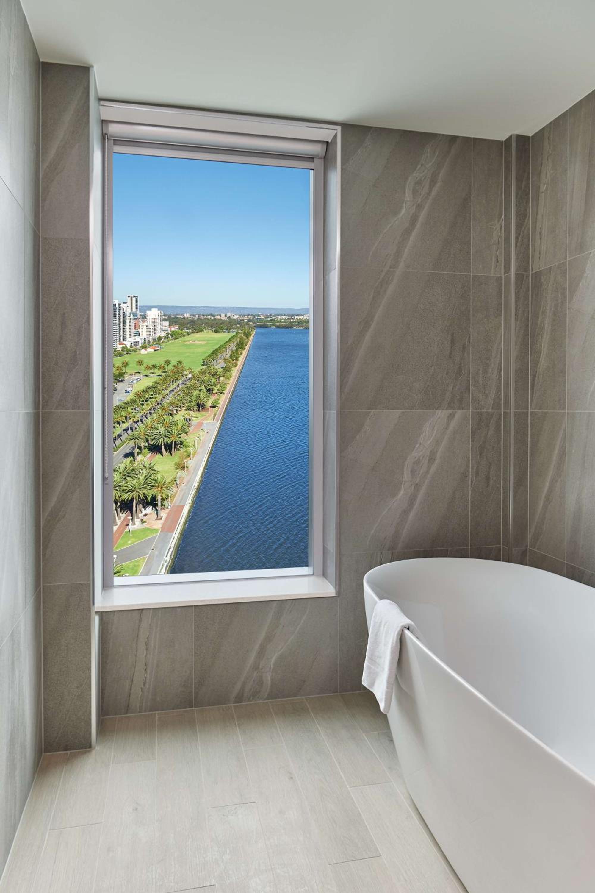 Deluxe King Room with panoramic river view - Photo 4
