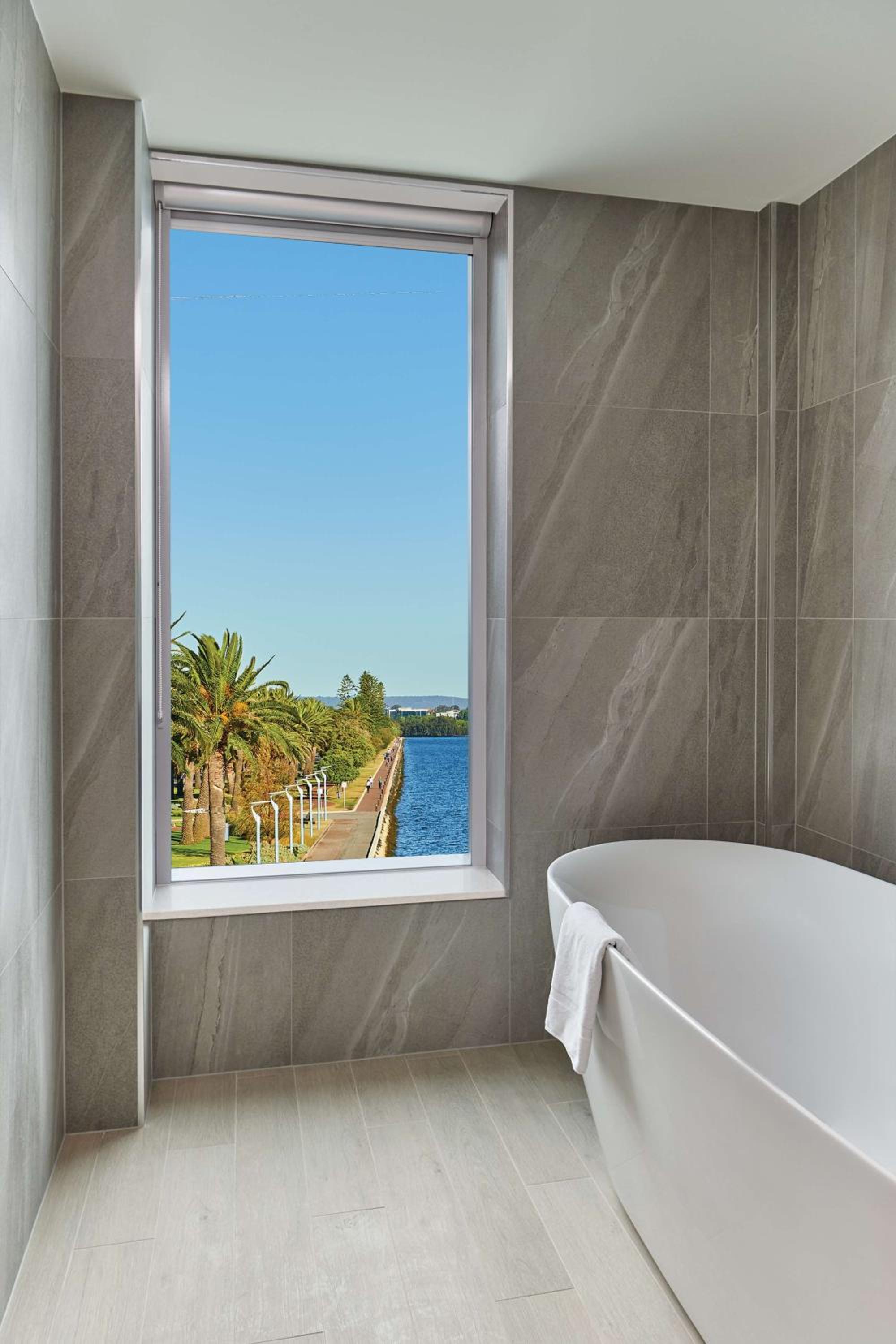 Deluxe King Room with View - Photo 4