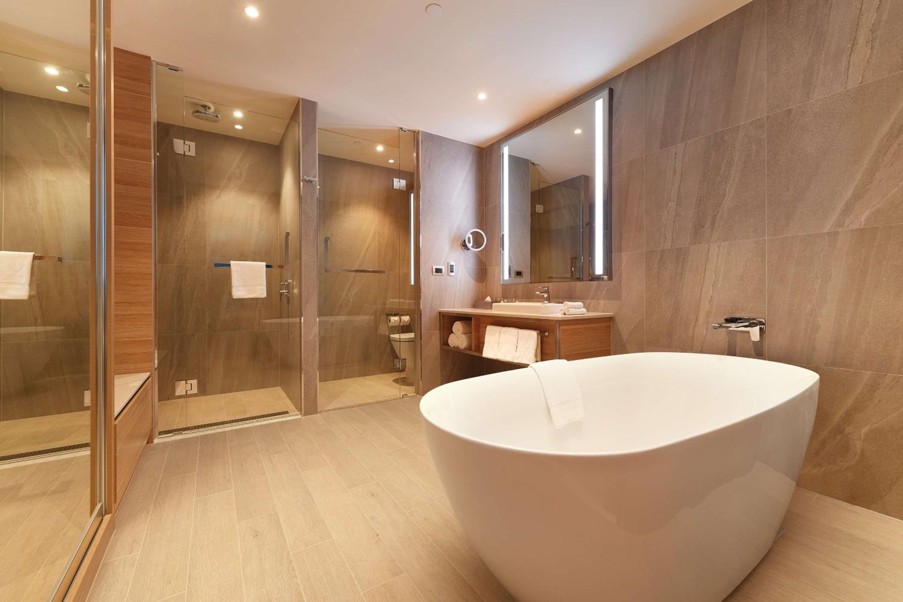 Premier King Room with Panoramic River View - Photo 4