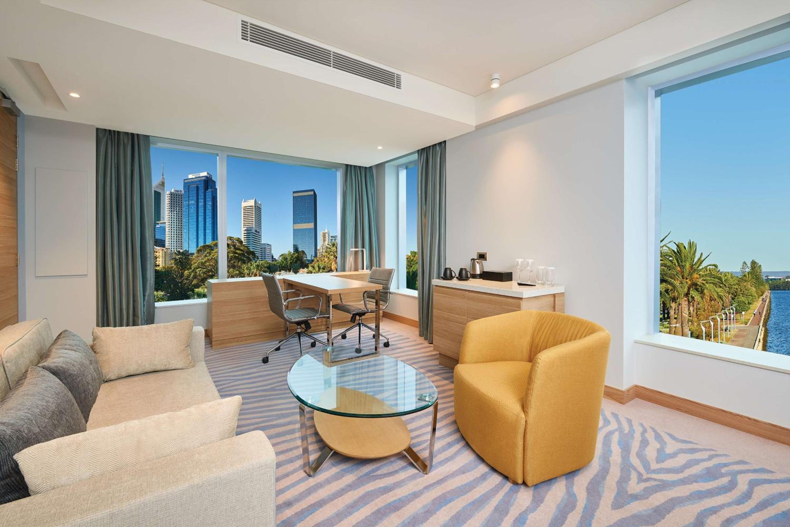 Deluxe King Room with View - Photo 1