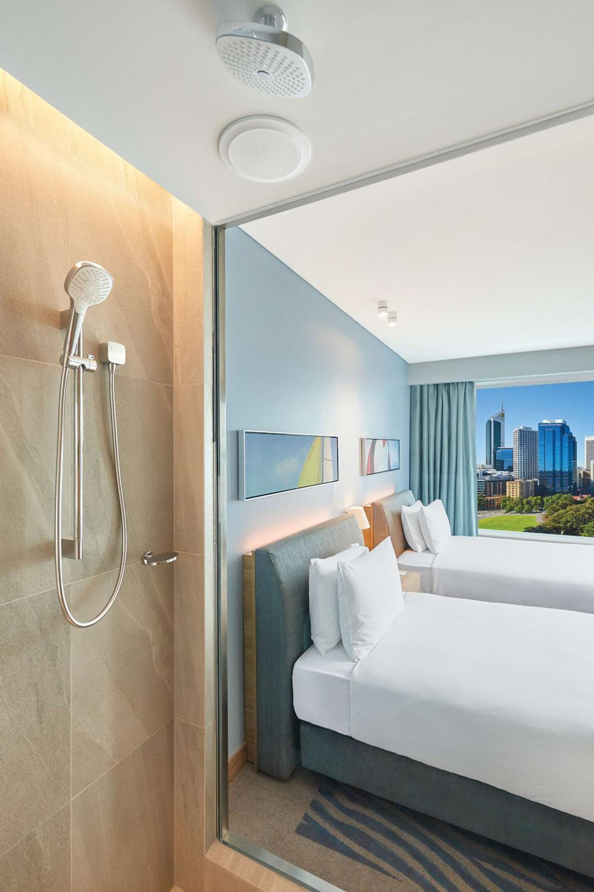Twin Room with Panoramic City View - Photo 3