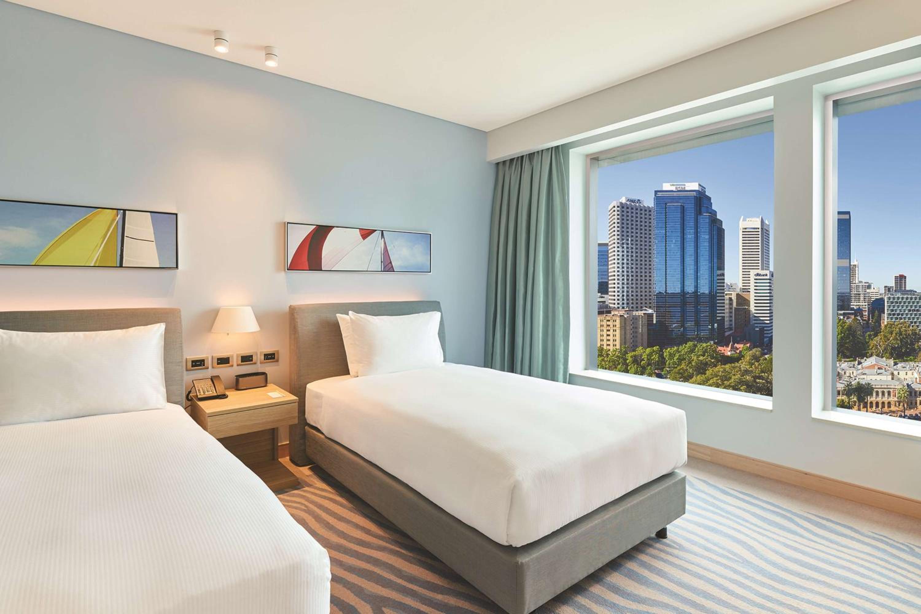 Twin Room with Panoramic City View - Photo 2