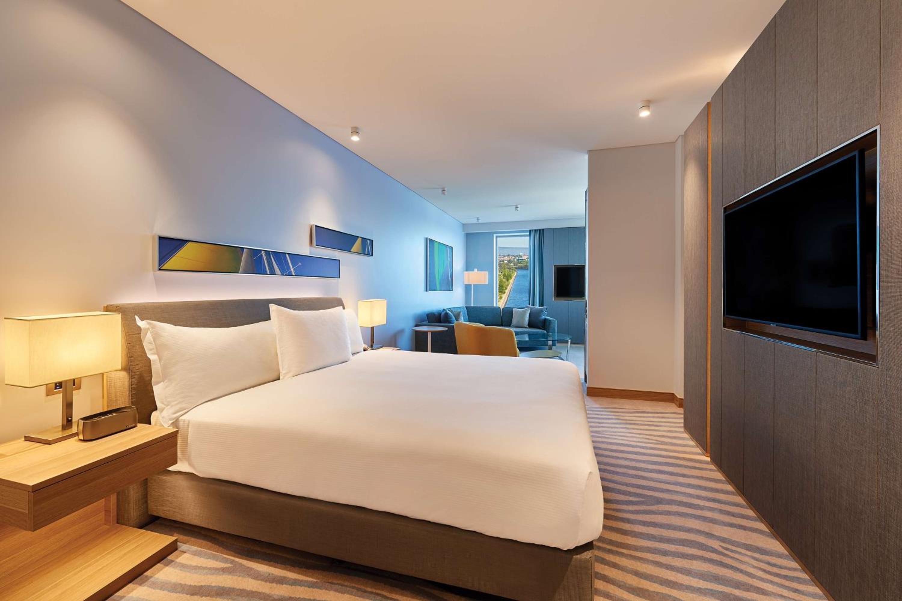 Premier King Room with Panoramic River View - Photo 1
