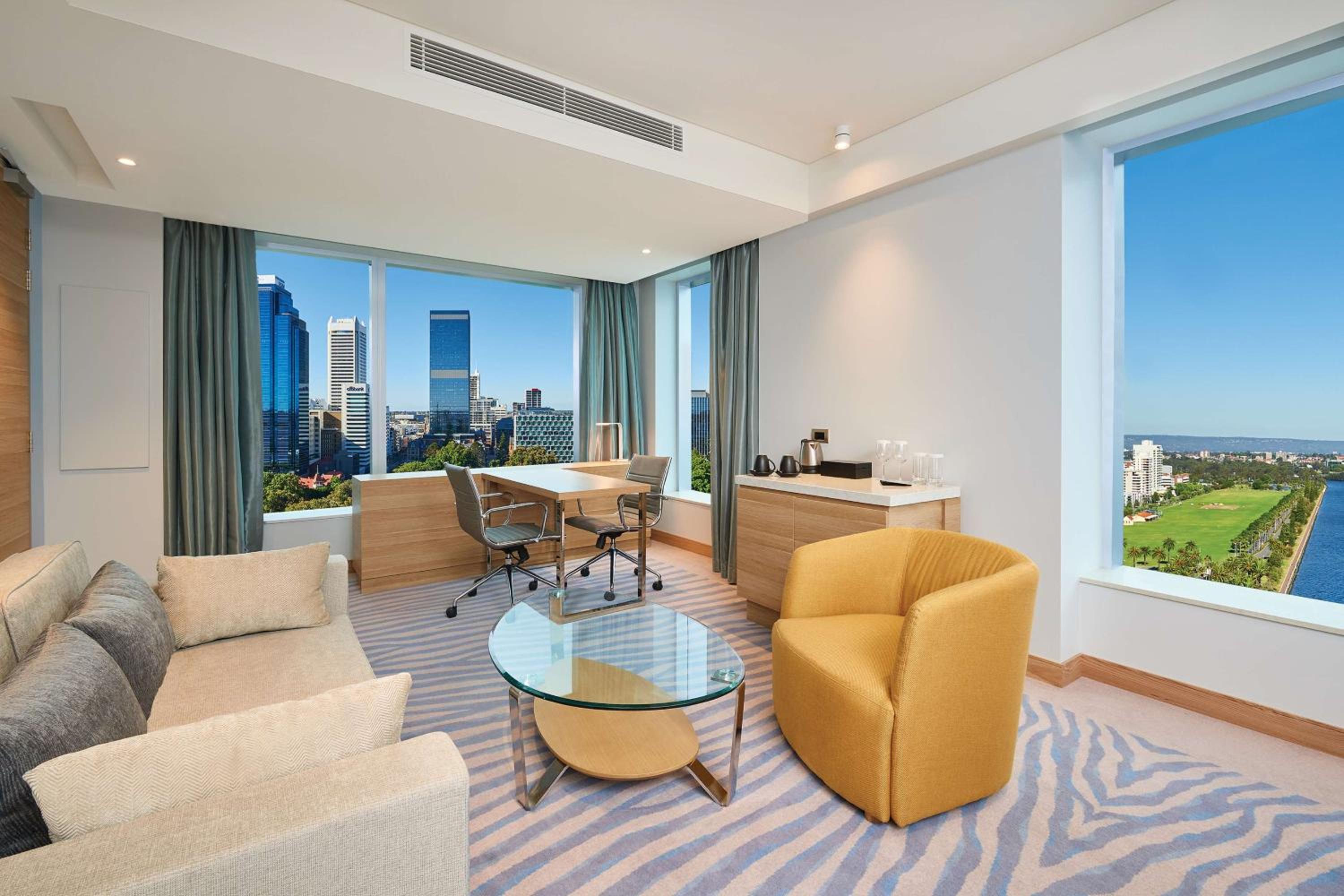 Deluxe King Room with panoramic river view - Photo 2