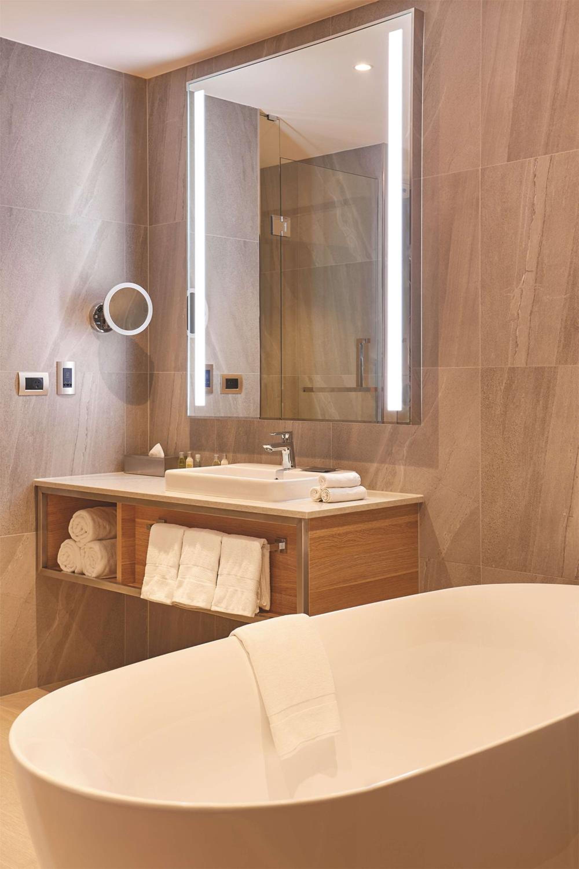 Premier King Room with Panoramic River View - Photo 3