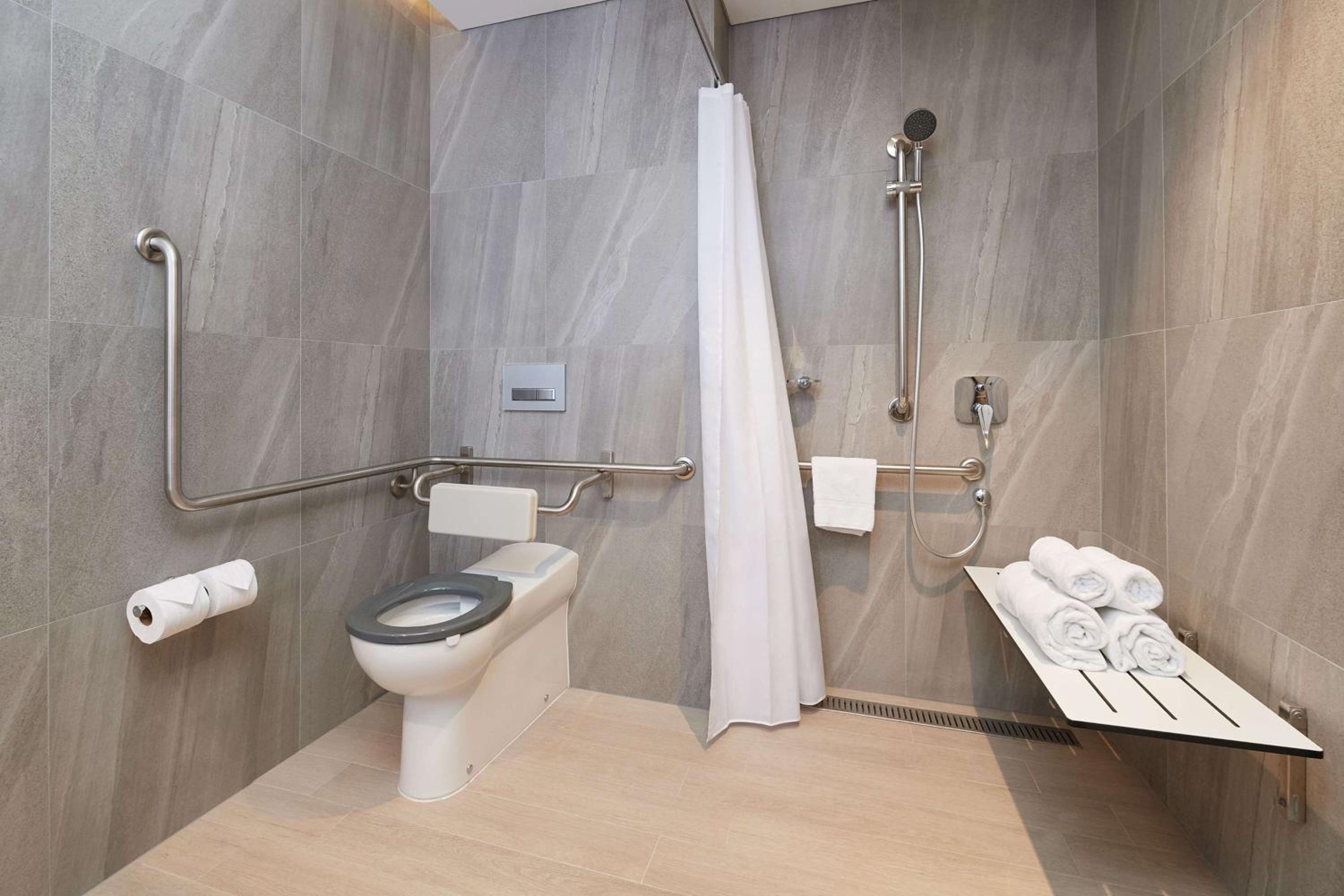 King Room - Mobility Accessible  - Photo 2