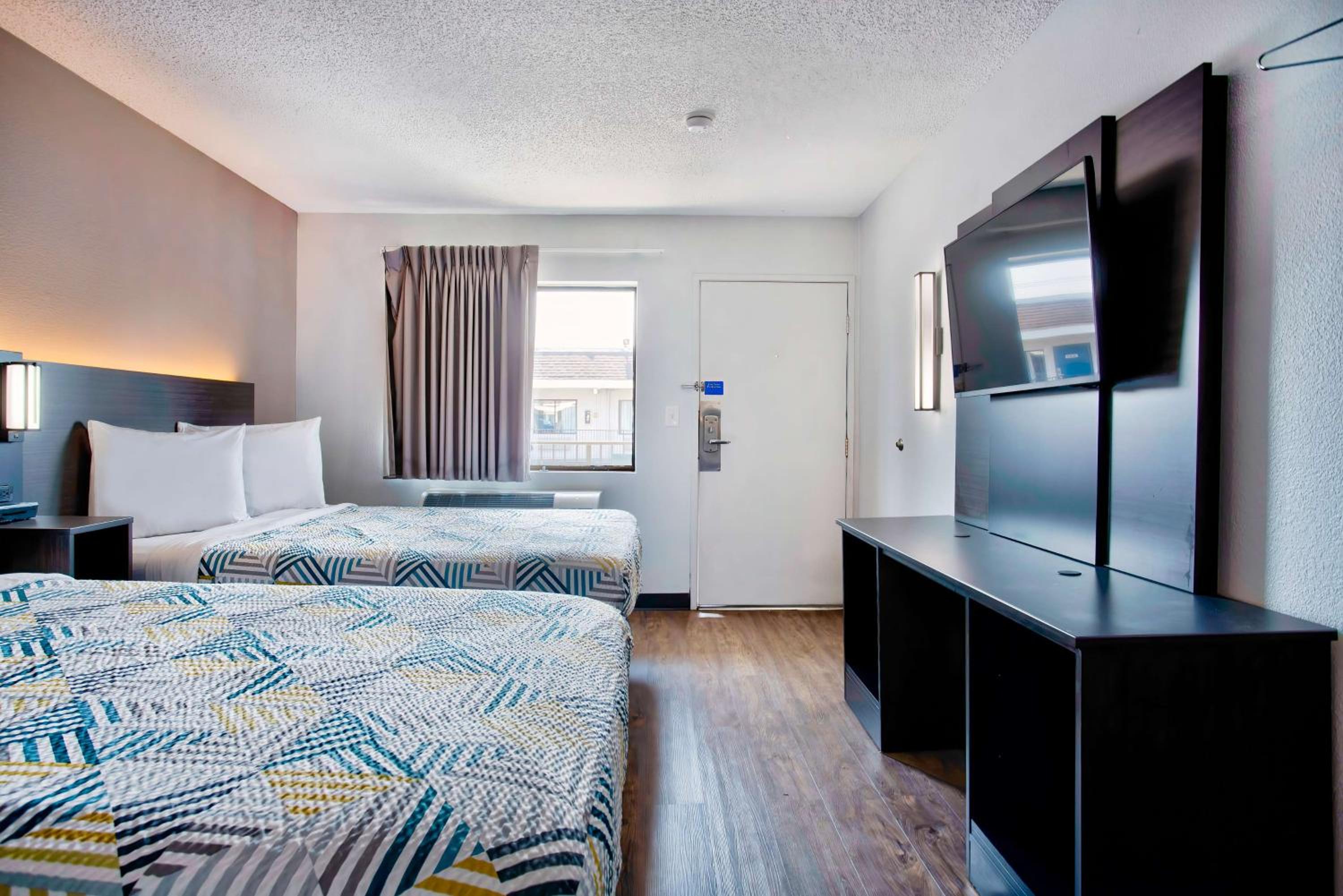 Queen Room with Two Queen Beds - Non-Smoking photo 3