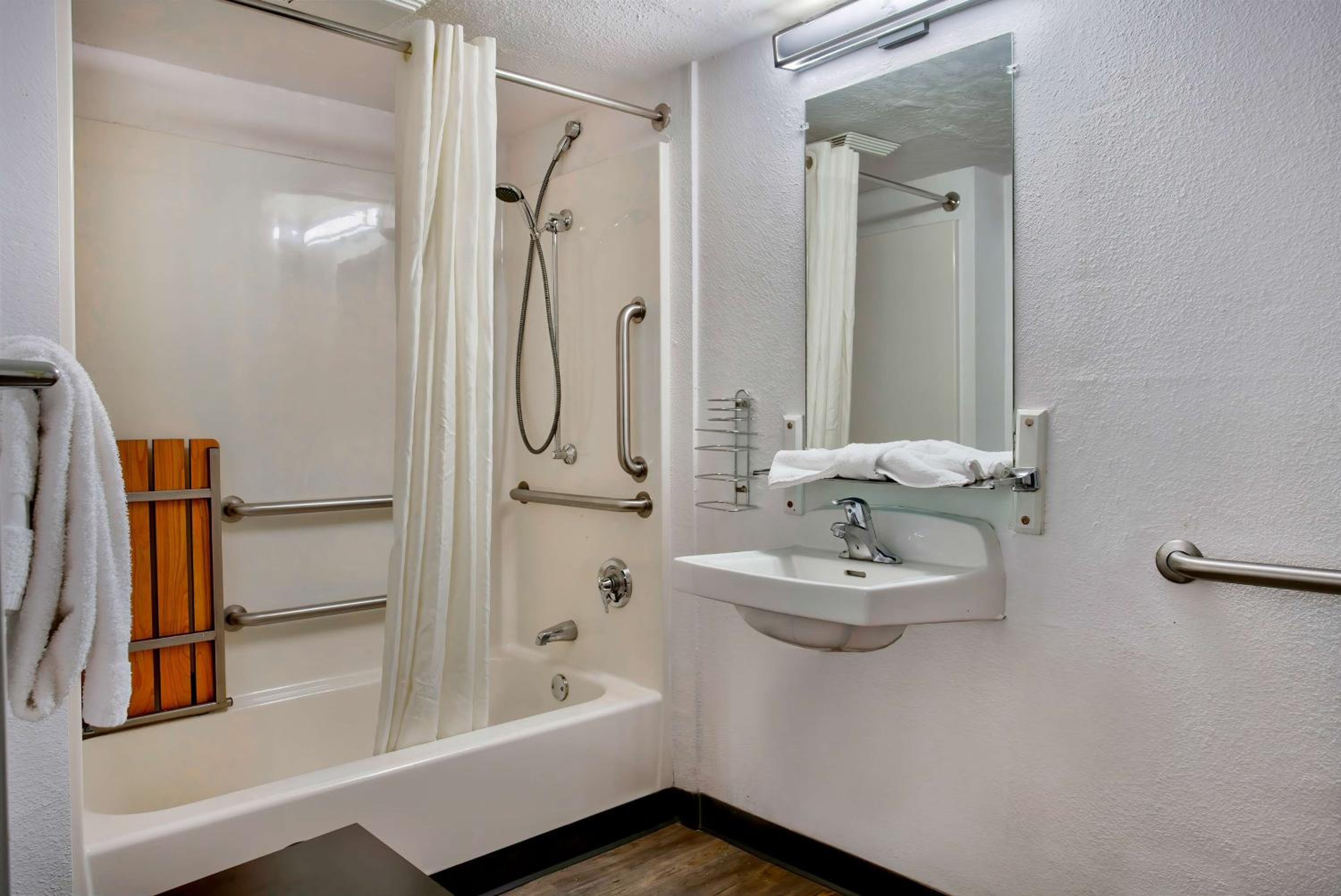 Double Room - Disability Access - Non-Smoking photo 3