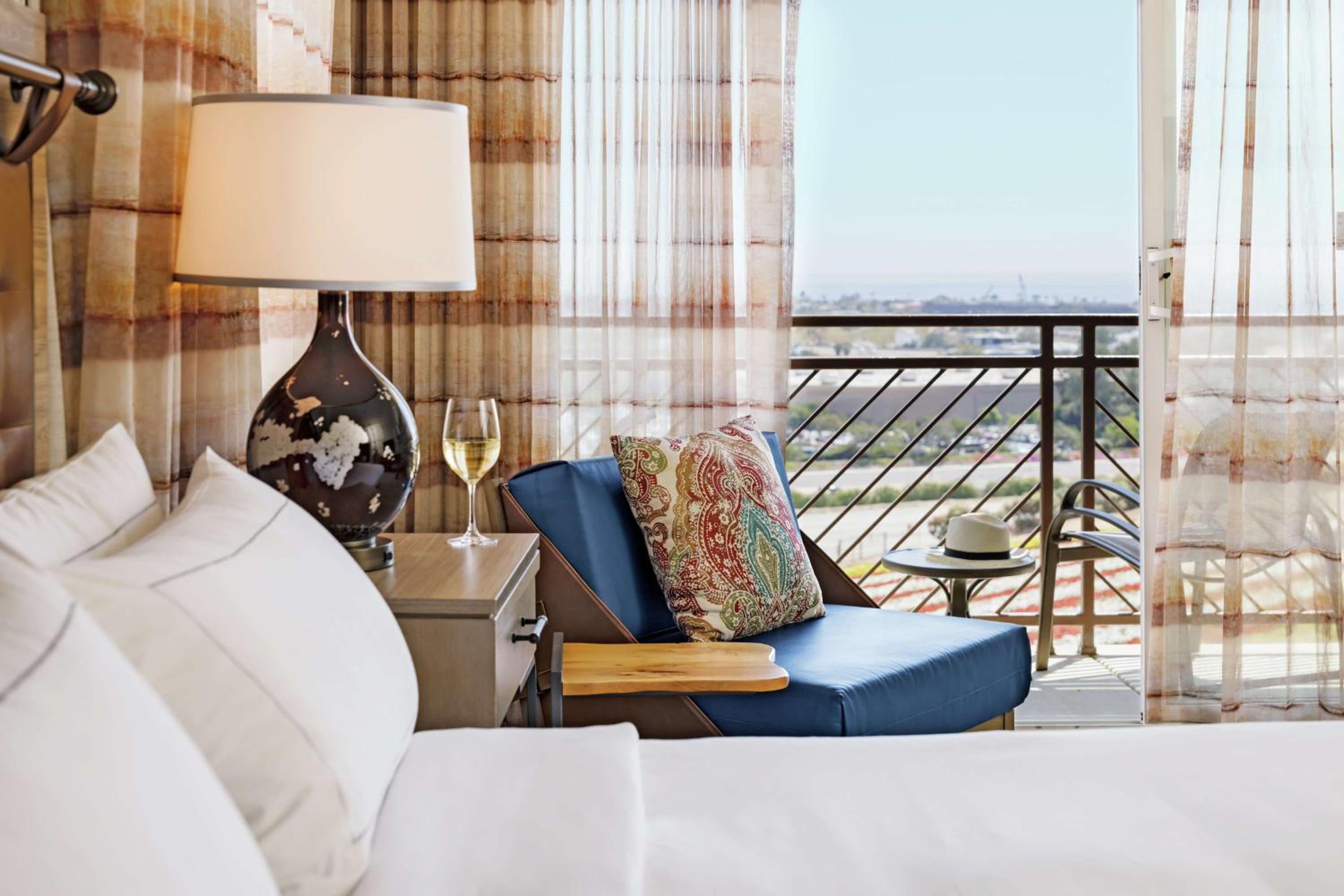 Premium King Room - Photo 4