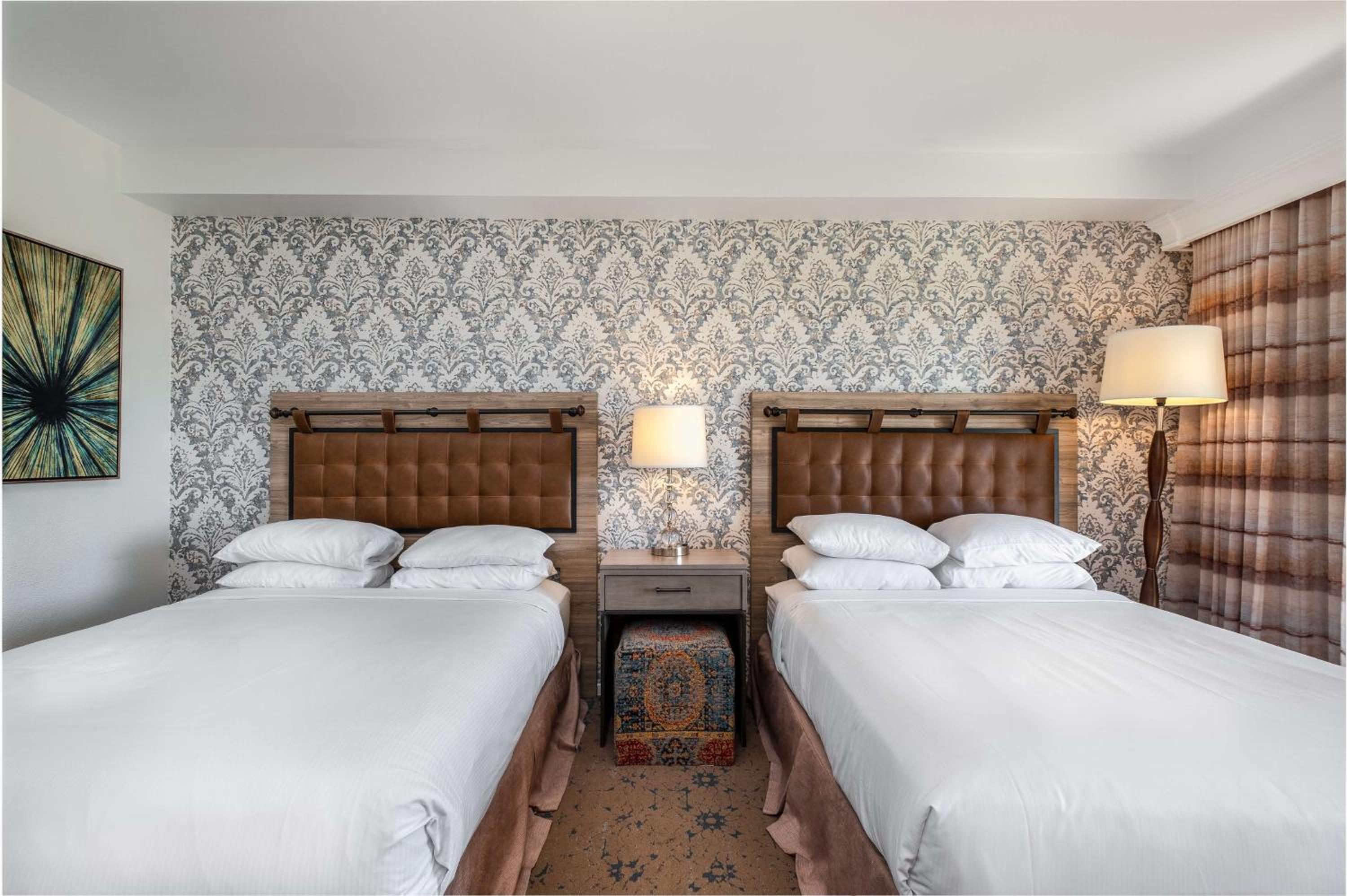 Standard Queen Room with Two Queen Beds - Photo 10