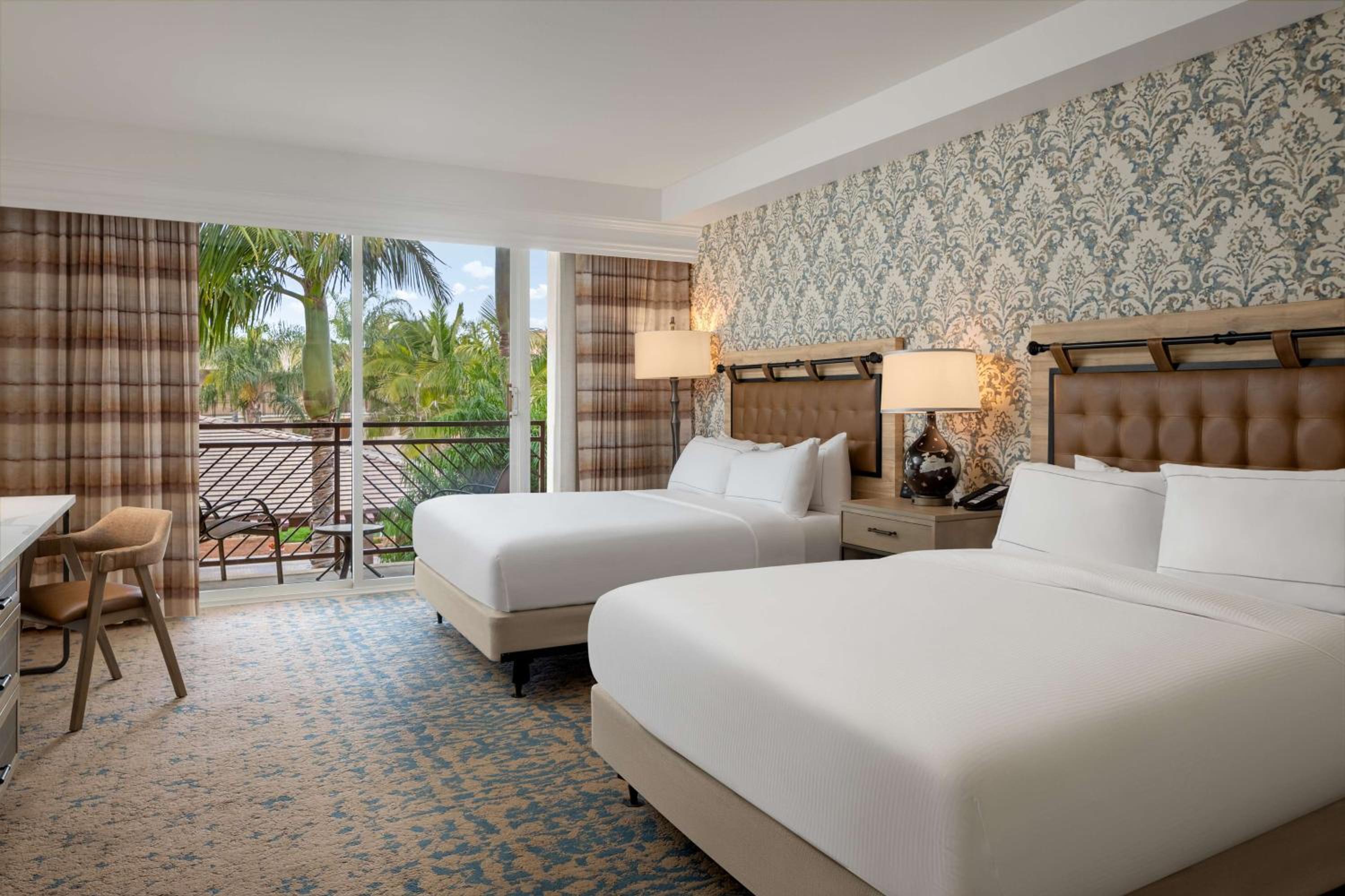Standard Queen Room with Two Queen Beds - Photo 11