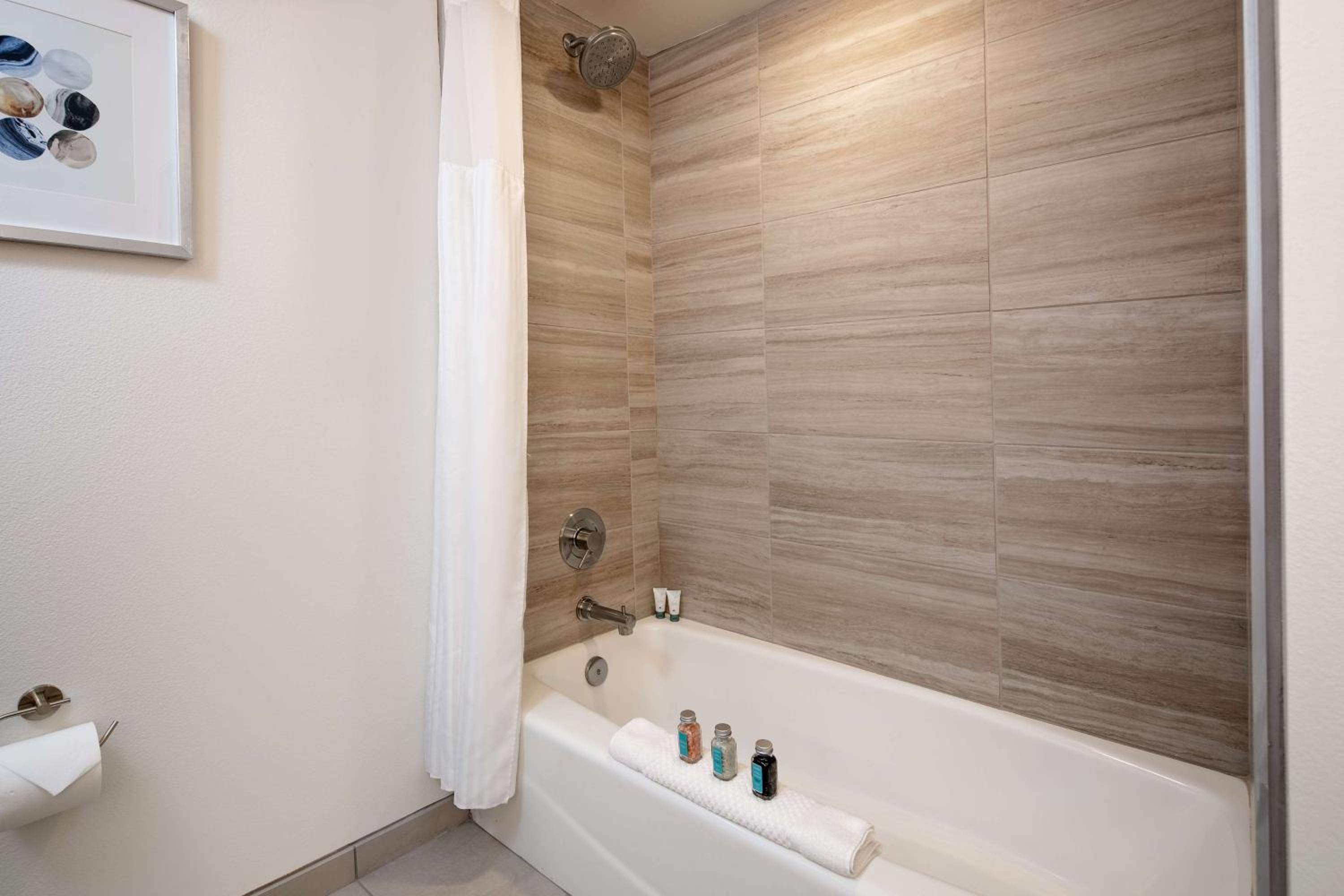 Premium King Room - Photo 12