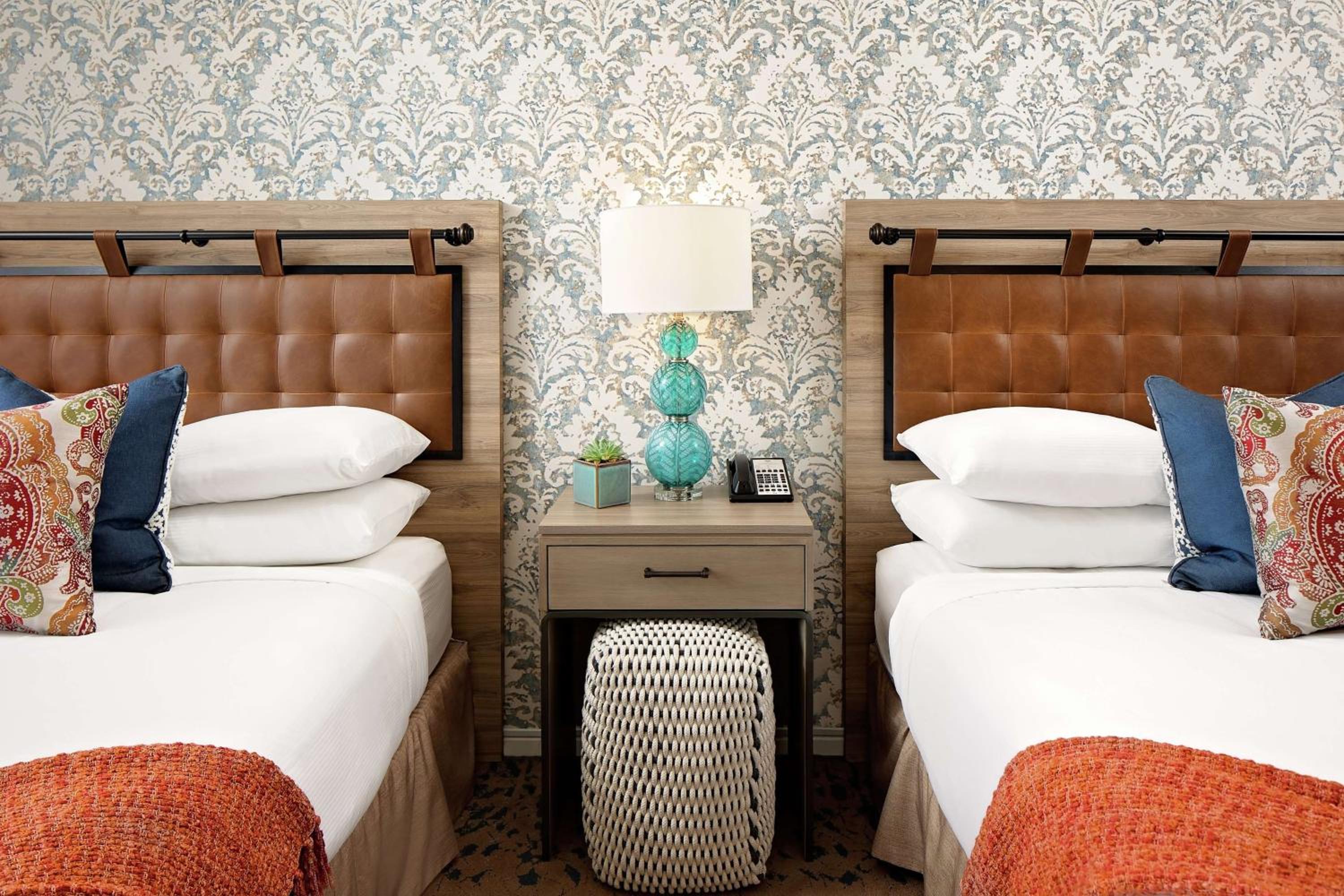 Standard Queen Room with Two Queen Beds - Photo 9