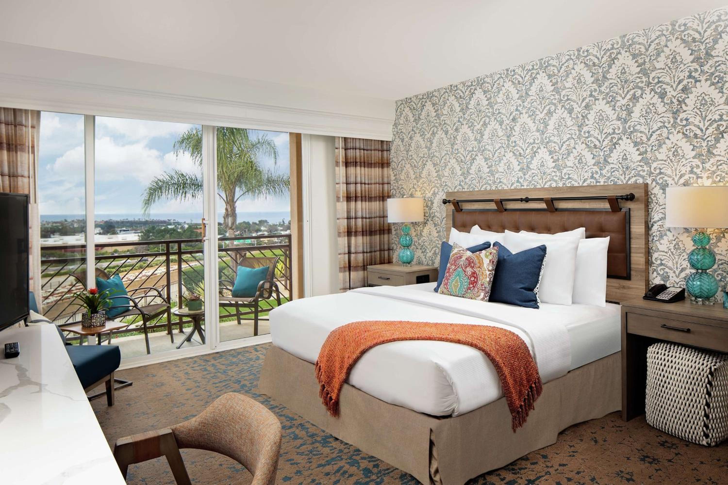 Premium King Room - Photo 3