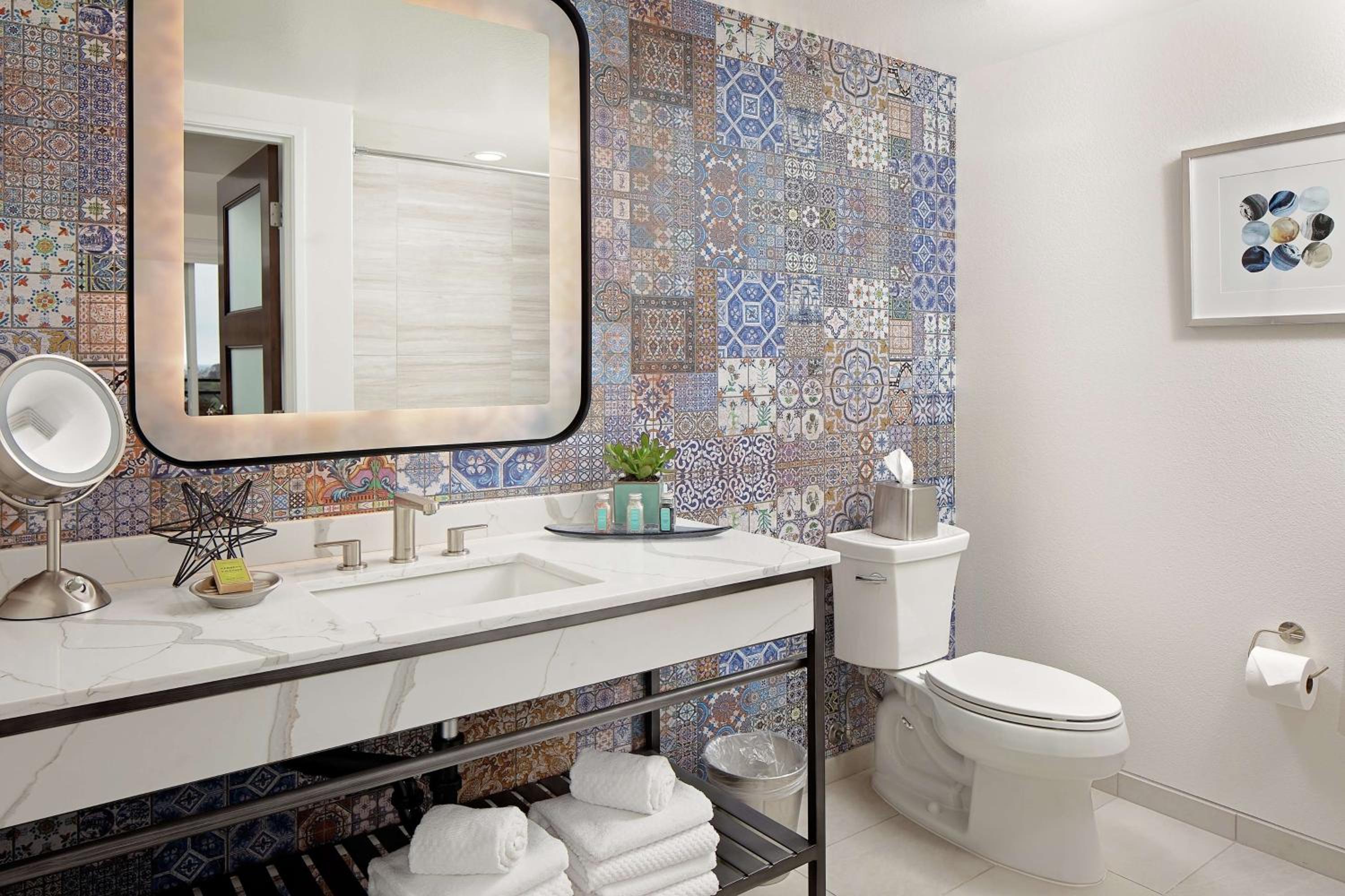 Standard King Room - Photo 6