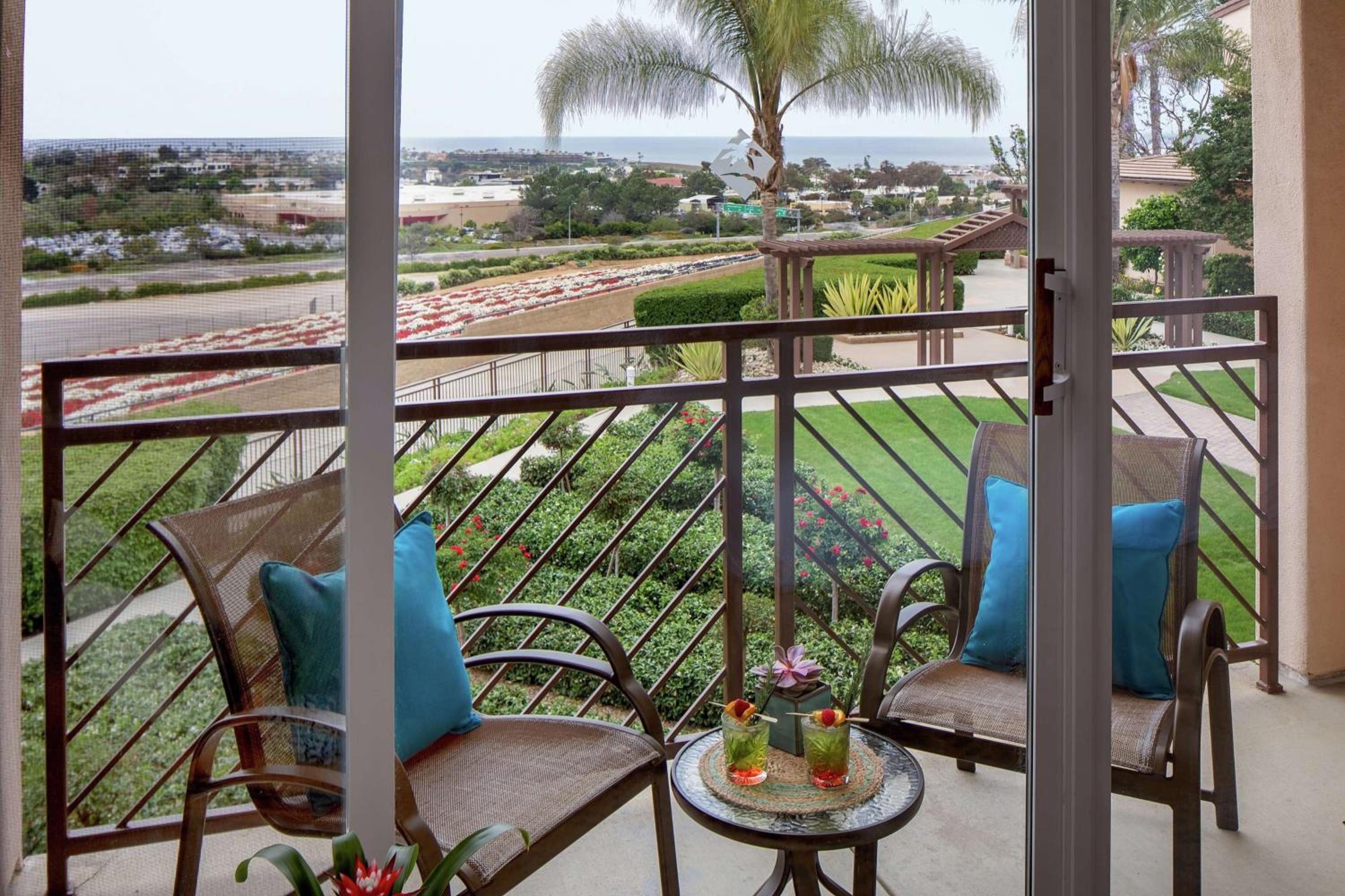 Premium King Room - Photo 8