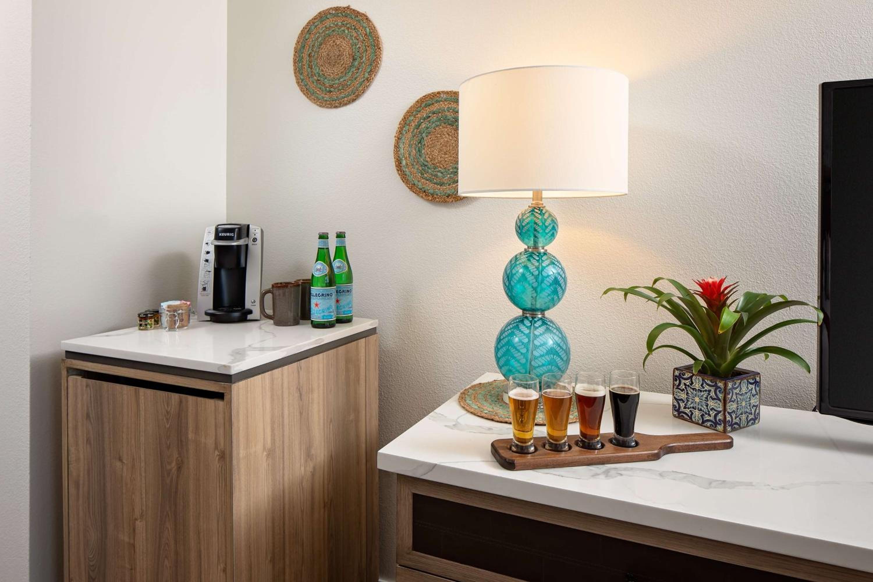 Premium King Room - Photo 9