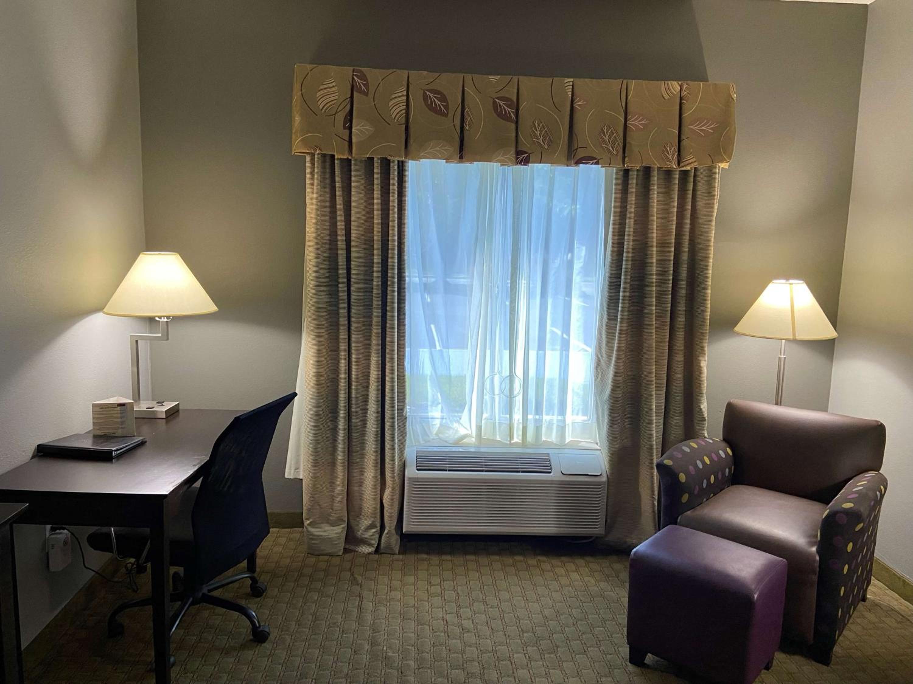 King Room with Roll-in Shower - Disability Access/Non-Smoking - Photo 2