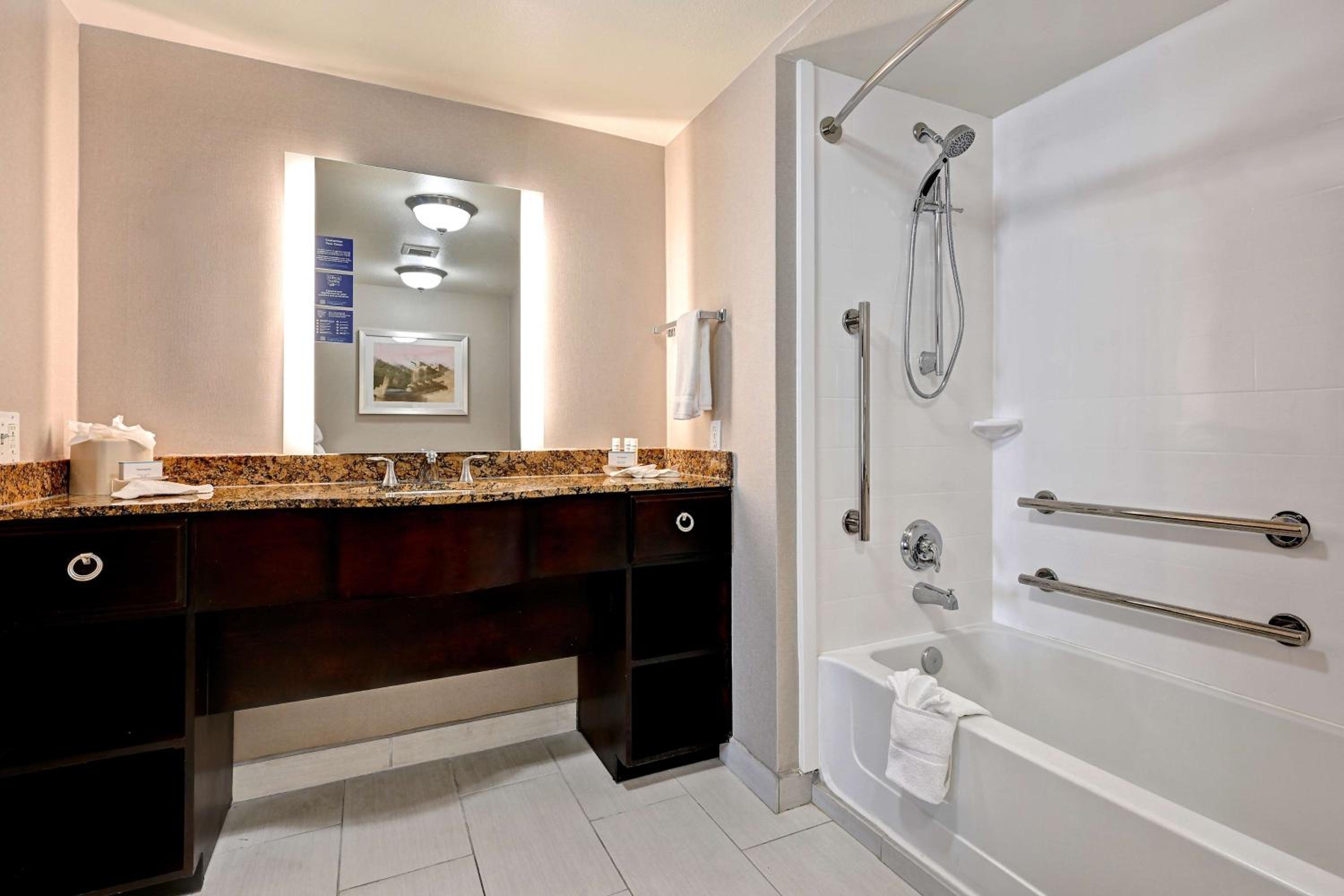 King Studio with Bath Tub - Mobility Access photo 2