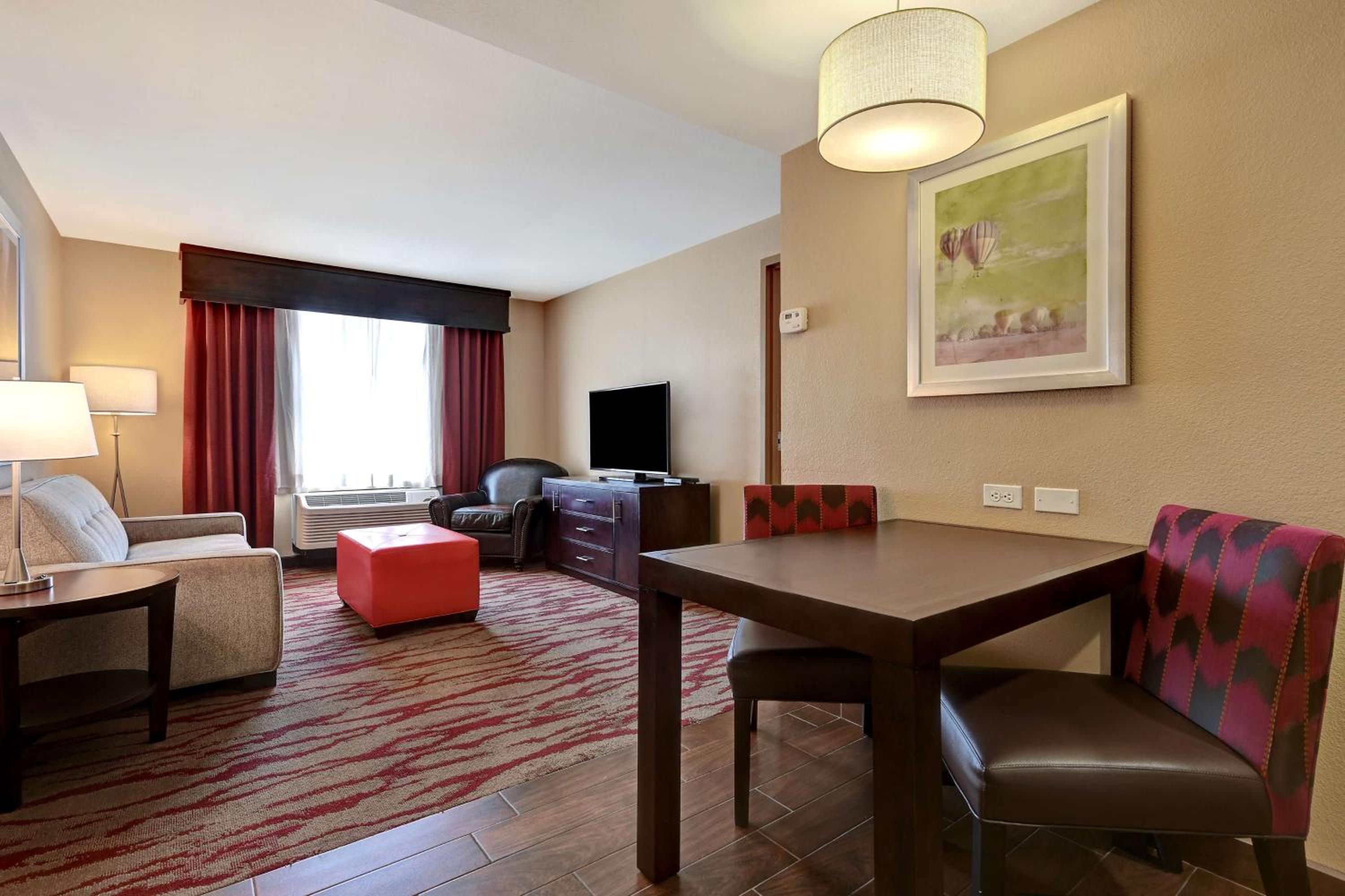 One-Bedroom Queen Suite with Two Queen Beds - Non-Smoking photo 3