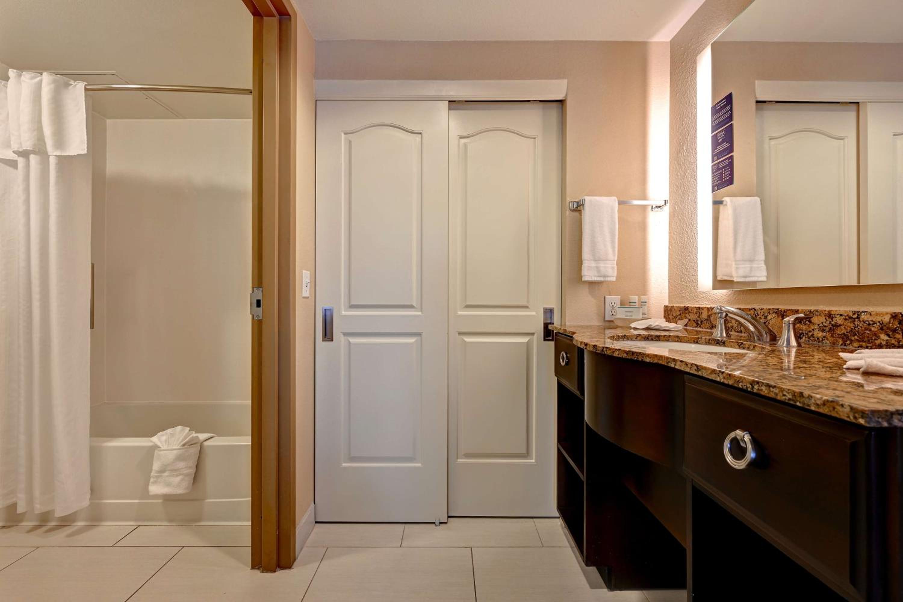 One-Bedroom Queen Suite with Two Queen Beds - Non-Smoking photo 2