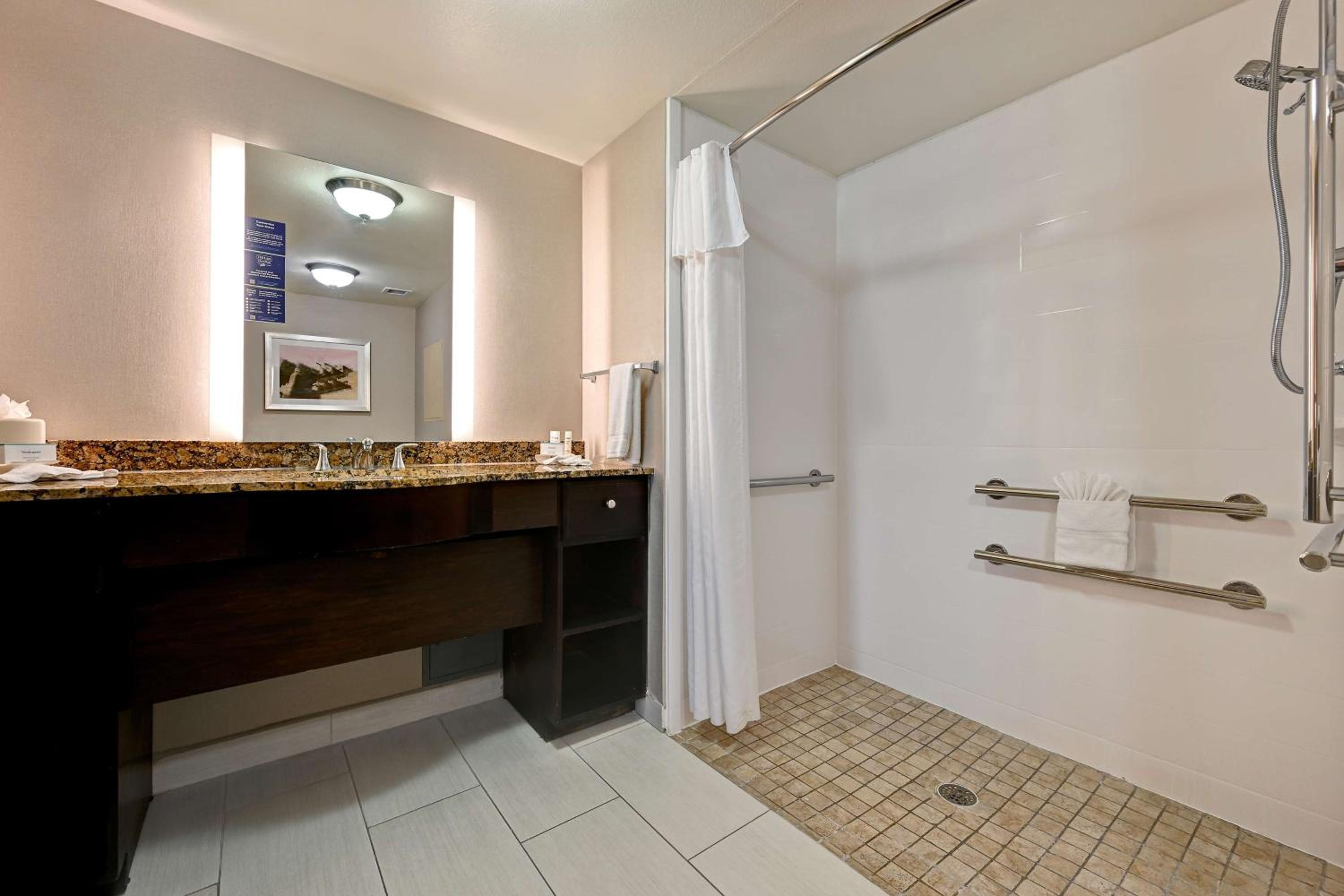 Suite with Two Queen Beds and Roll-In Shower - Mobility Access/Non-Smoking photo 3