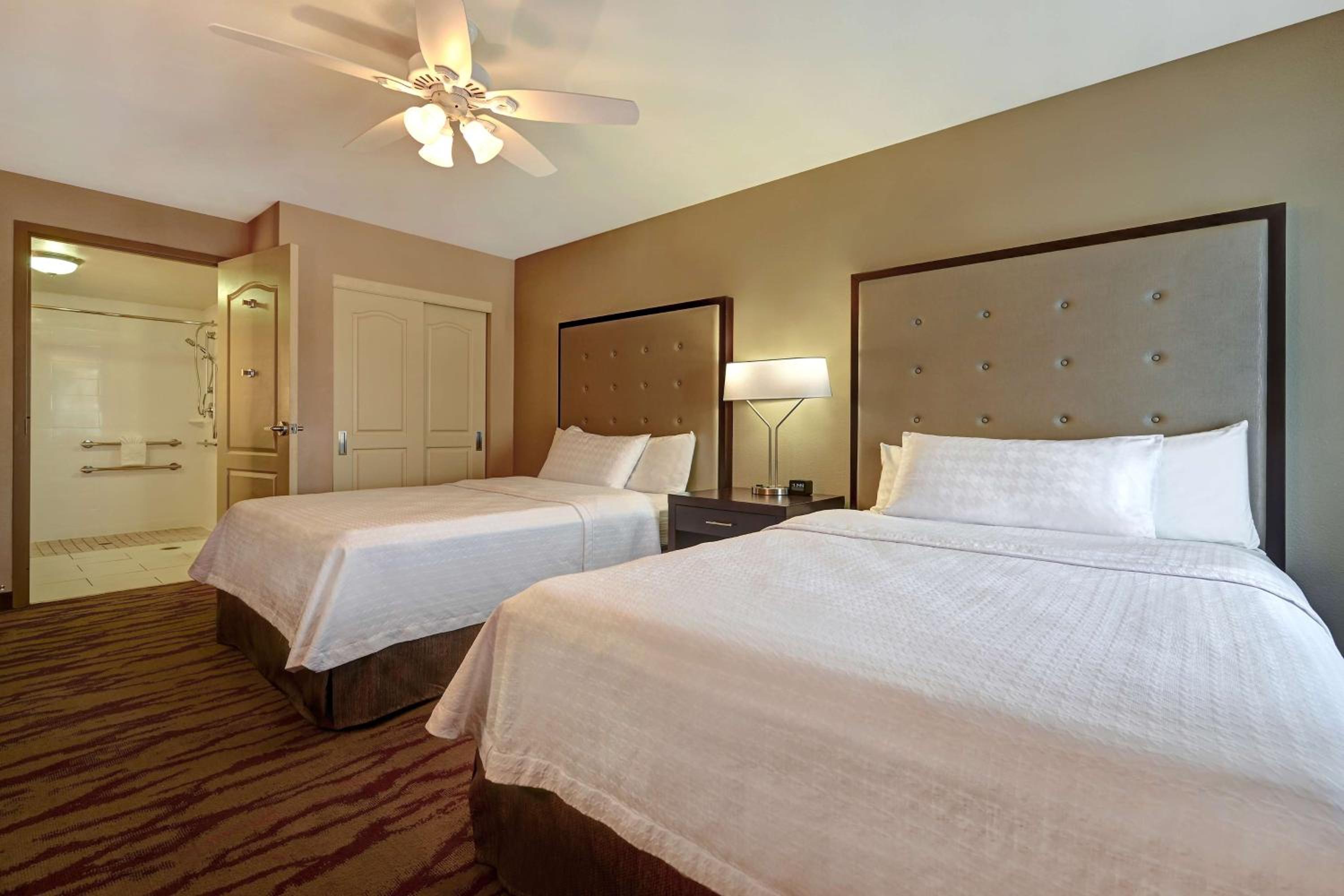 Suite with Two Queen Beds and Roll-In Shower - Mobility Access/Non-Smoking photo 2