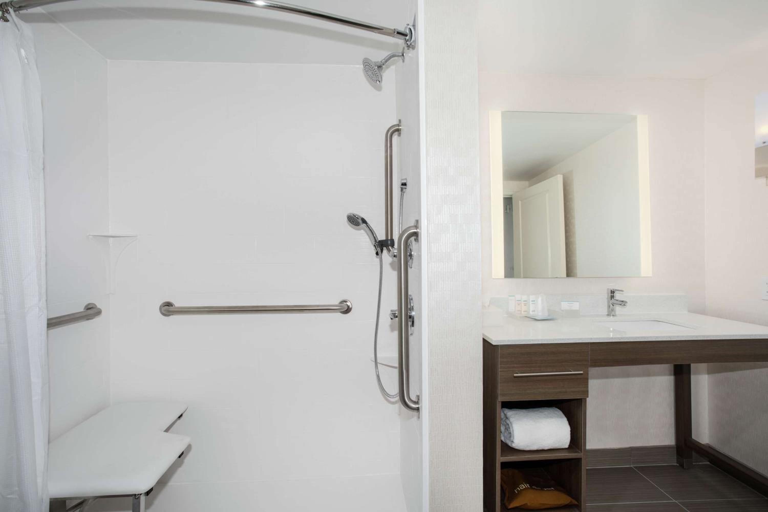 Queen Suite with Two Queen Beds - Mobility Accessible photo 2