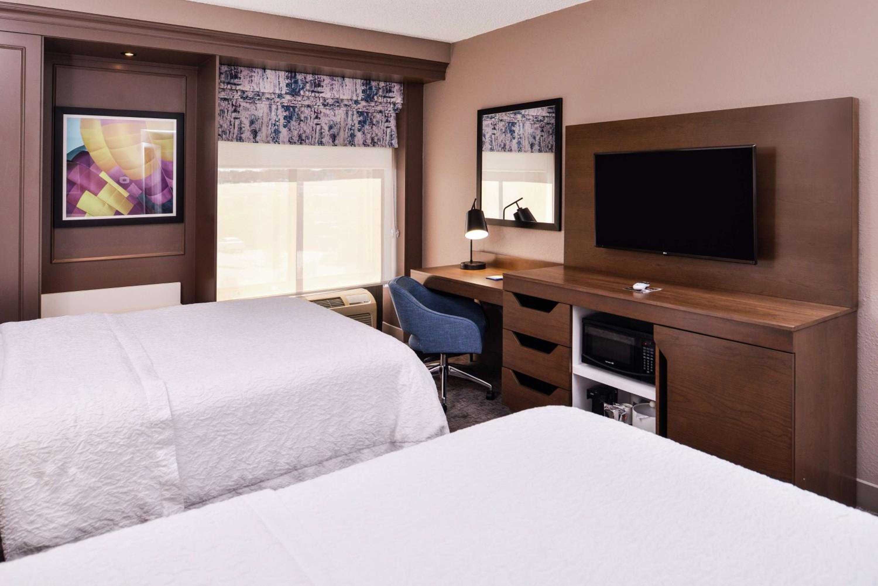 Room with Two Queen Beds - Non-Smoking - Photo 4