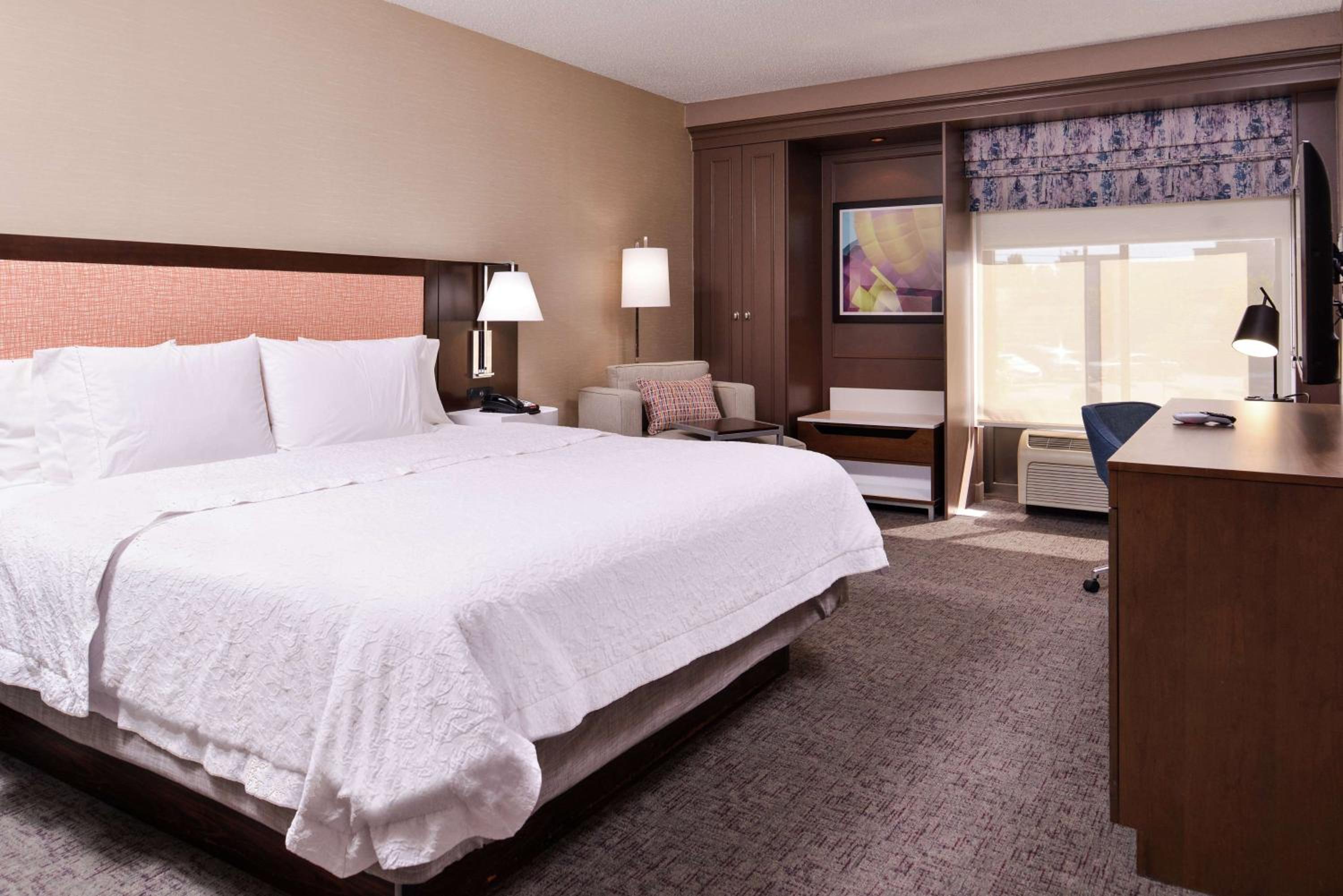 King Room with King Bed - Non-Smoking - Photo 1