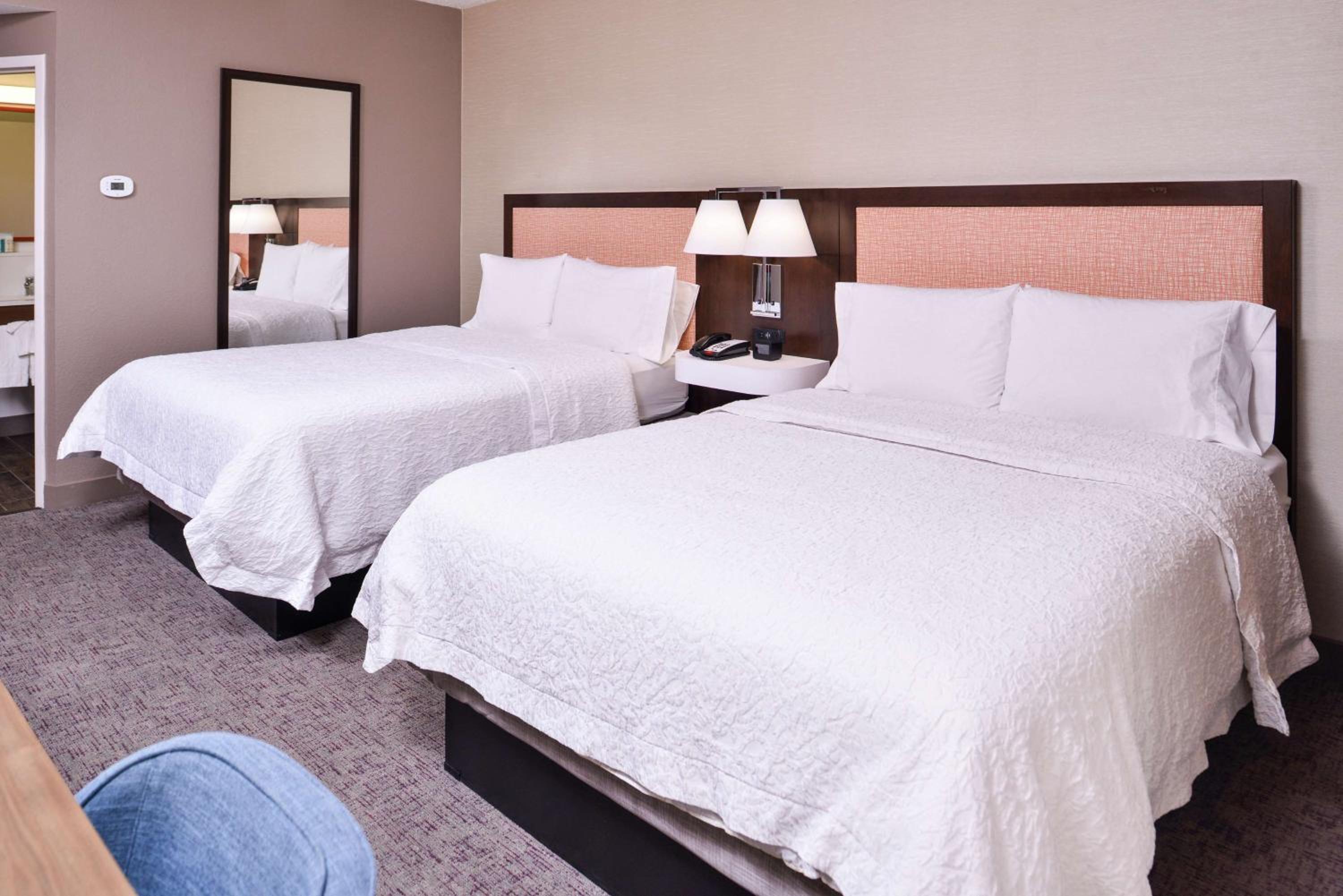 Room with Two Queen Beds - Non-Smoking - Photo 3