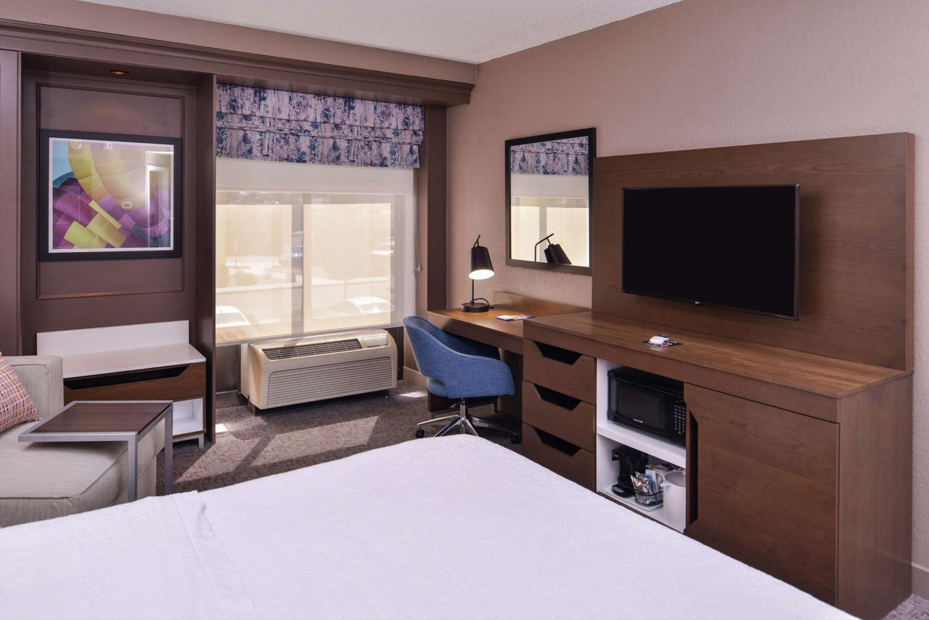 King Room with King Bed - Non-Smoking - Photo 5