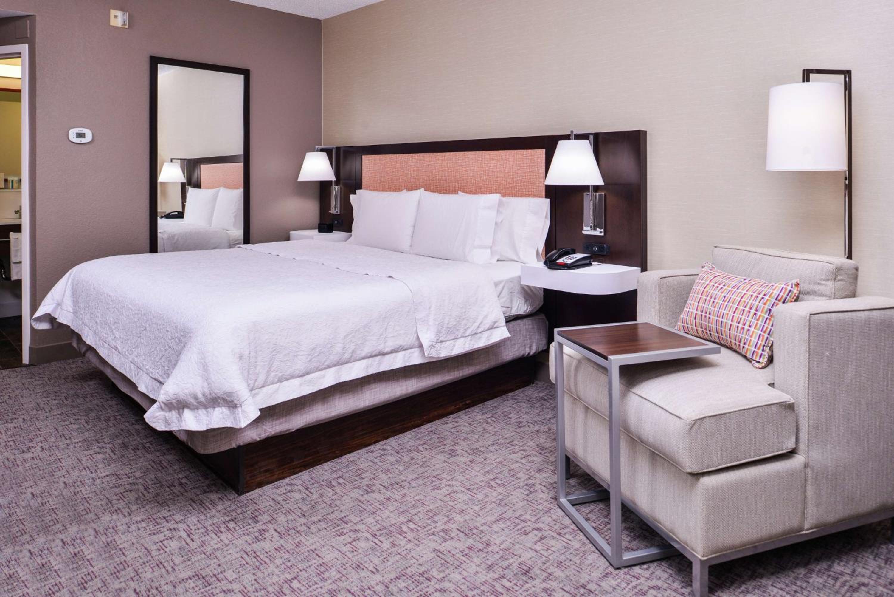 King Room with King Bed - Non-Smoking - Photo 4