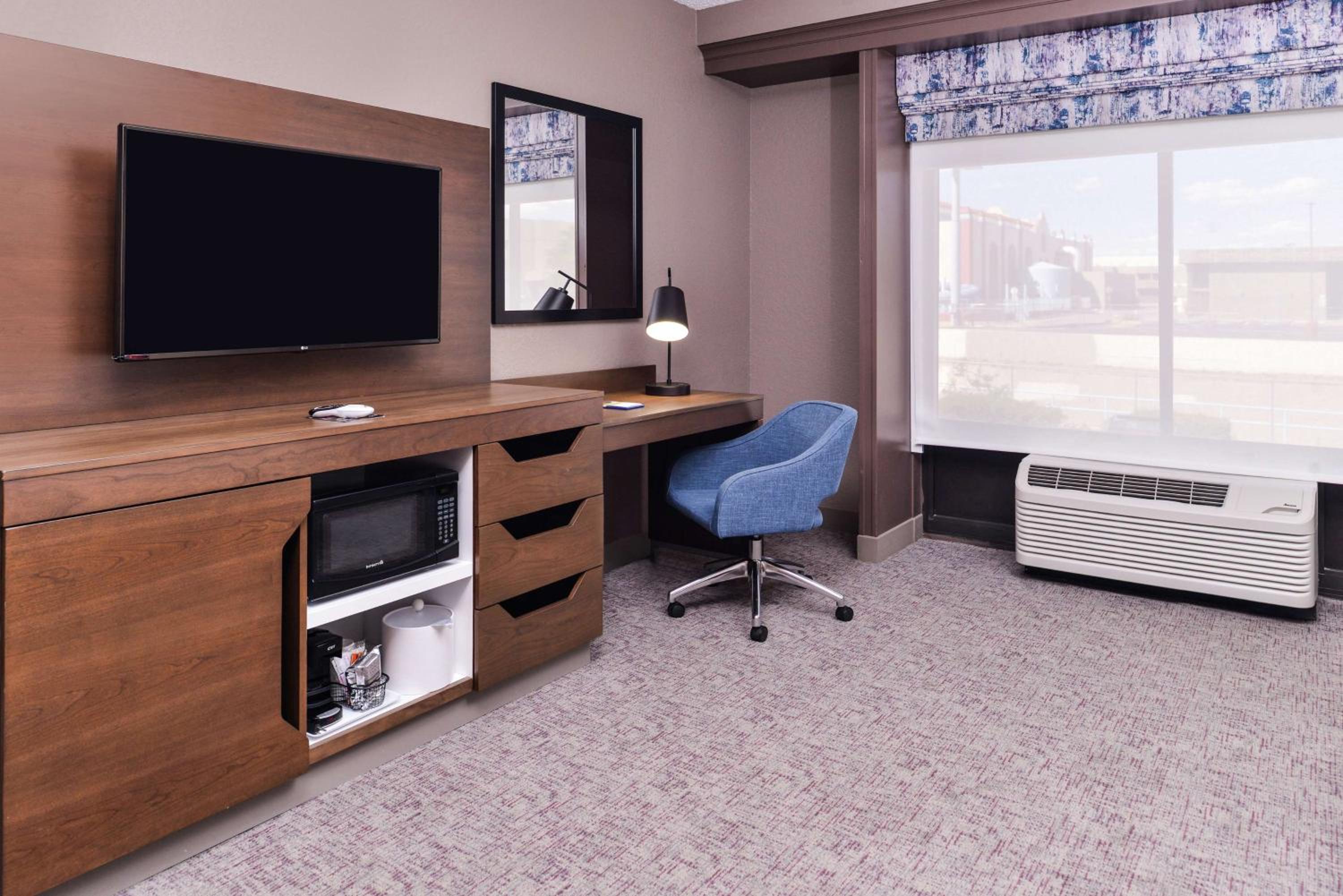 King Room with King Bed - Non-Smoking - Photo 3